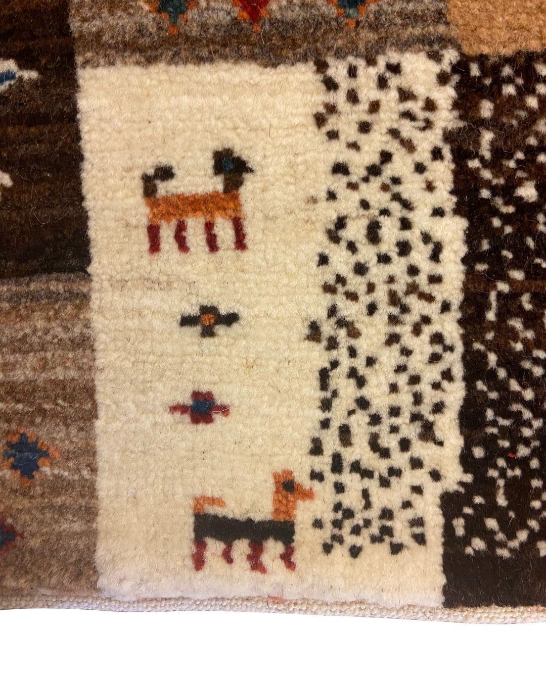 XXI secolo e contemporaneo Tappeto Kashkouli in lana marrone, crema e grigia con motivi giocosi, 2' x 3' in vendita
