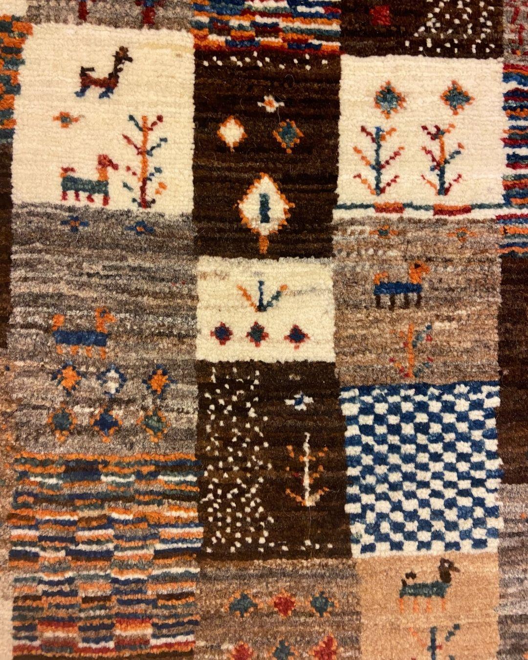 Lana Tappeto Kashkouli in lana marrone, crema e grigia con motivi giocosi, 2' x 3' in vendita