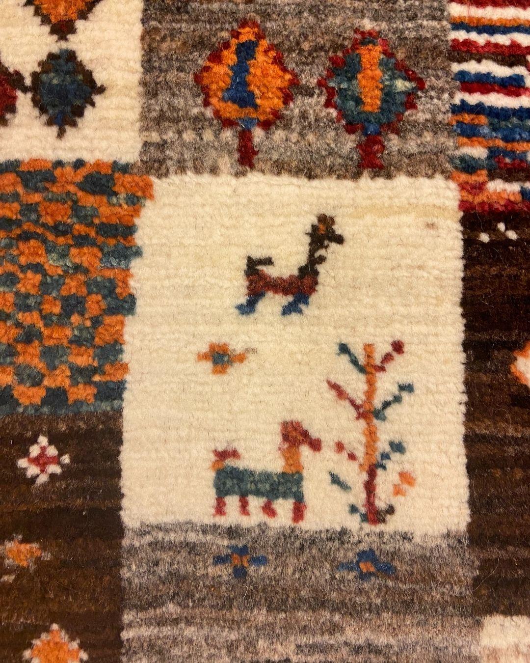 Tappeto Kashkouli in lana marrone, crema e grigia con motivi giocosi, 2' x 3' in vendita 1