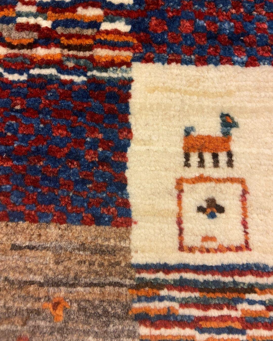 Tappeto Kashkouli in lana marrone, crema e grigia con motivi giocosi, 2' x 3' in vendita 2