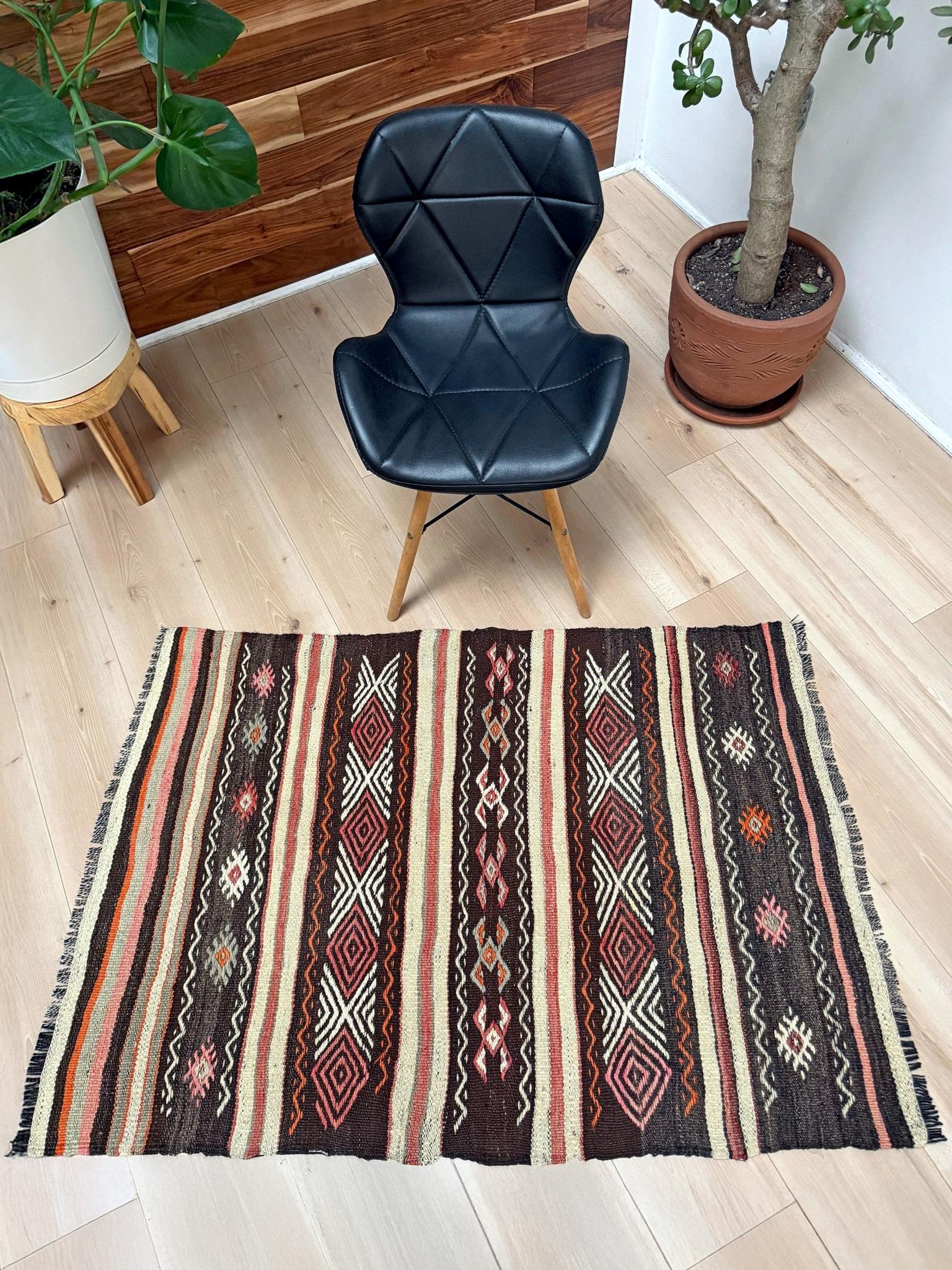 Brodé Kilim turc Cicim brun et crème • Tapis brodé (3′×4′) • 1960s en vente