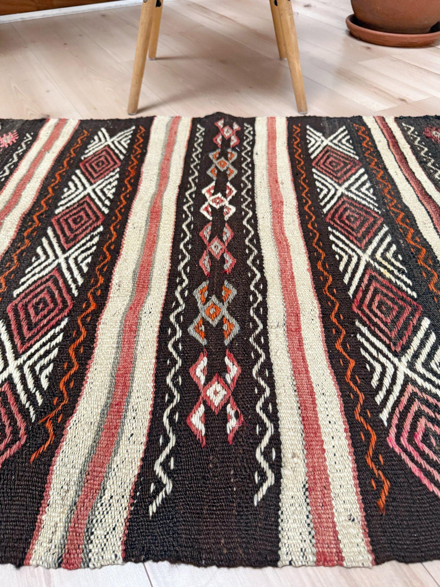 Kilim turc Cicim brun et crème • Tapis brodé (3′×4′) • 1960s Bon état - En vente à Burlingame, CA