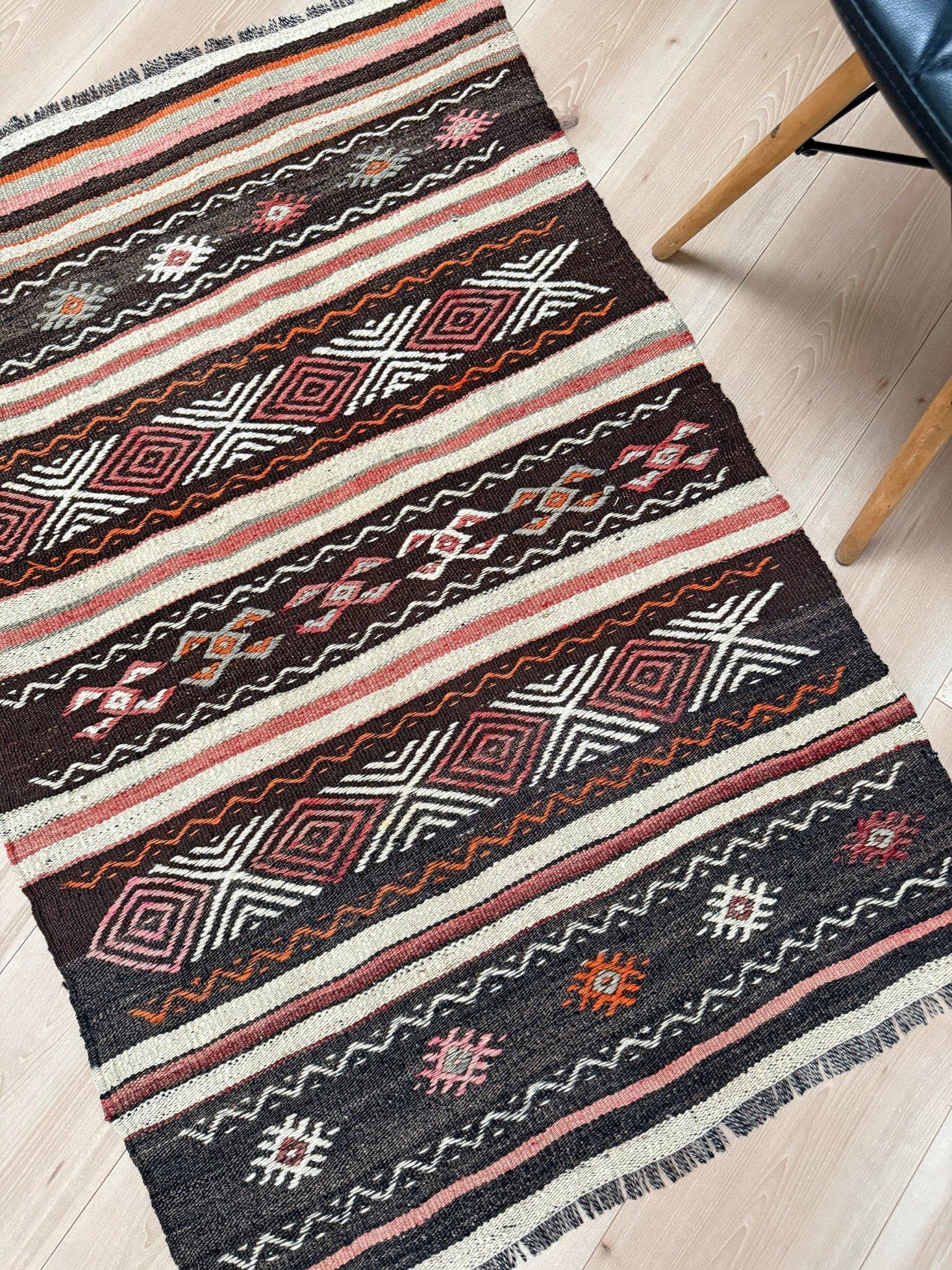 Milieu du XXe siècle Kilim turc Cicim brun et crème • Tapis brodé (3′×4′) • 1960s en vente