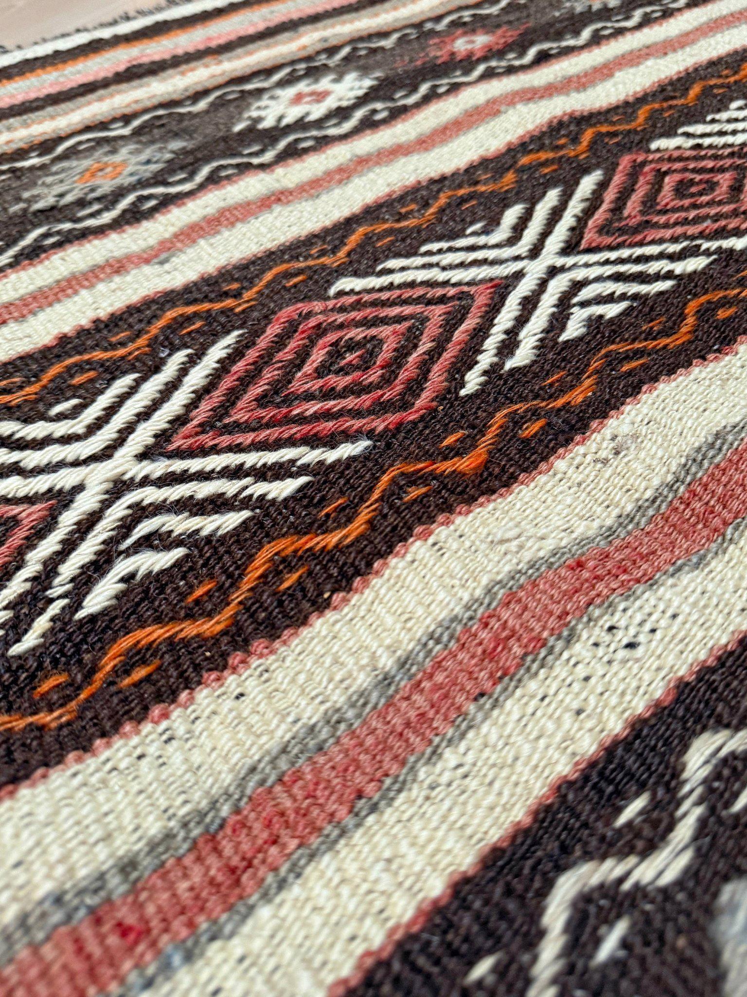 Laine Kilim turc Cicim brun et crème • Tapis brodé (3′×4′) • 1960s en vente