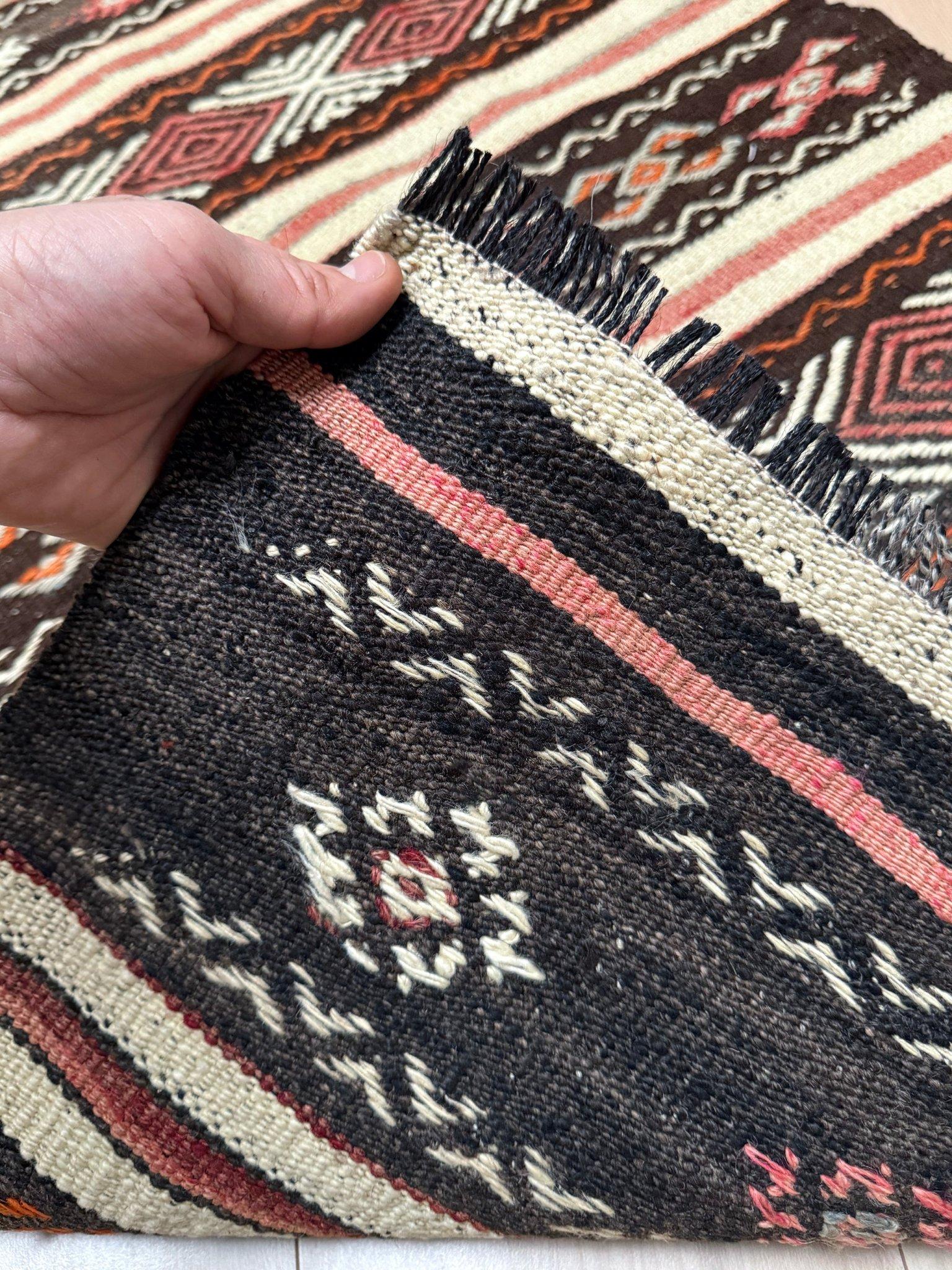 Kilim turc Cicim brun et crème • Tapis brodé (3′×4′) • 1960s en vente 1