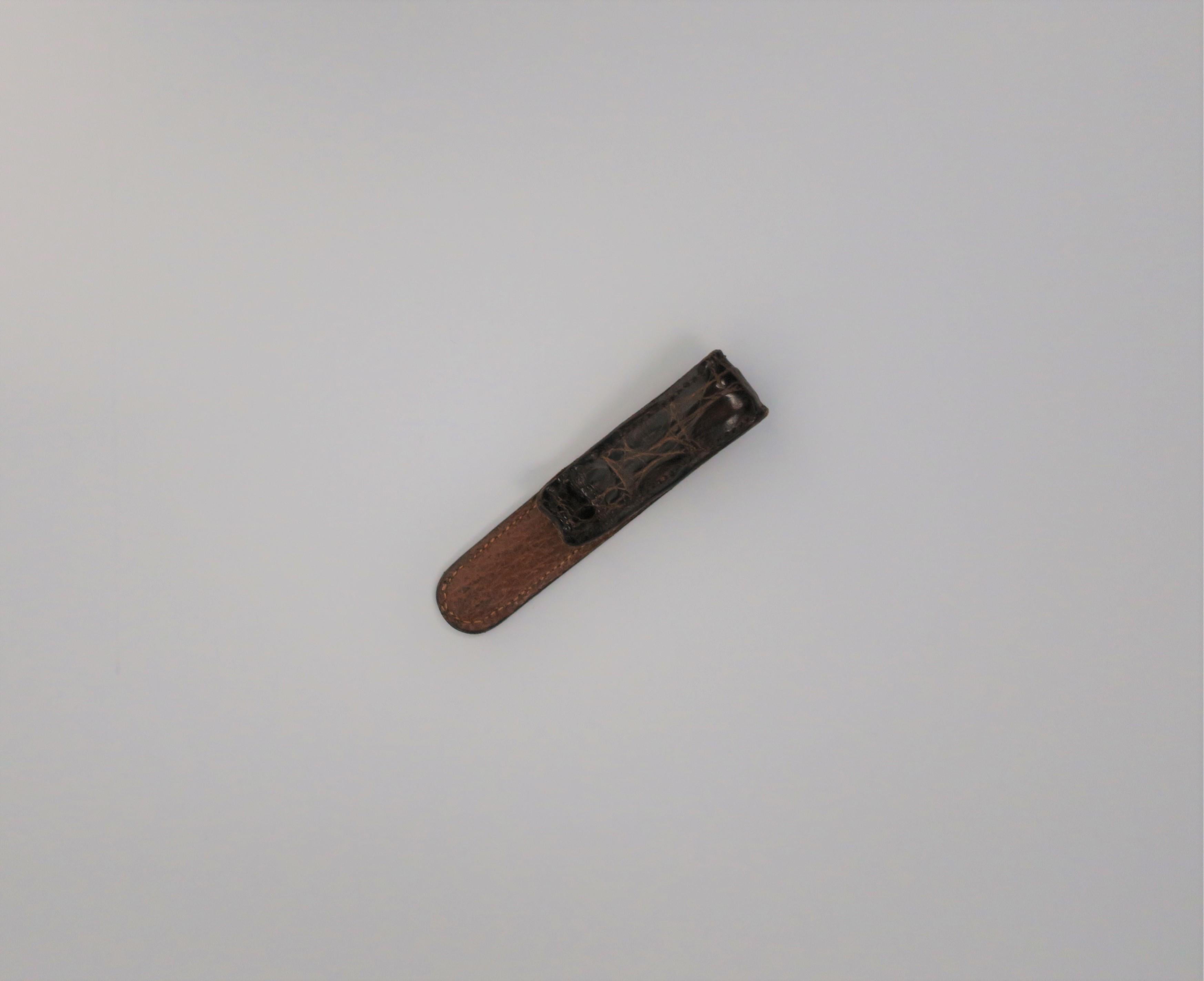 A beautiful rich brown crocodile or alligator money clip. A finely stitched piece, with alligator or crocodile on the outside, lined in a brown leather on inside. Piece holds money well.
        