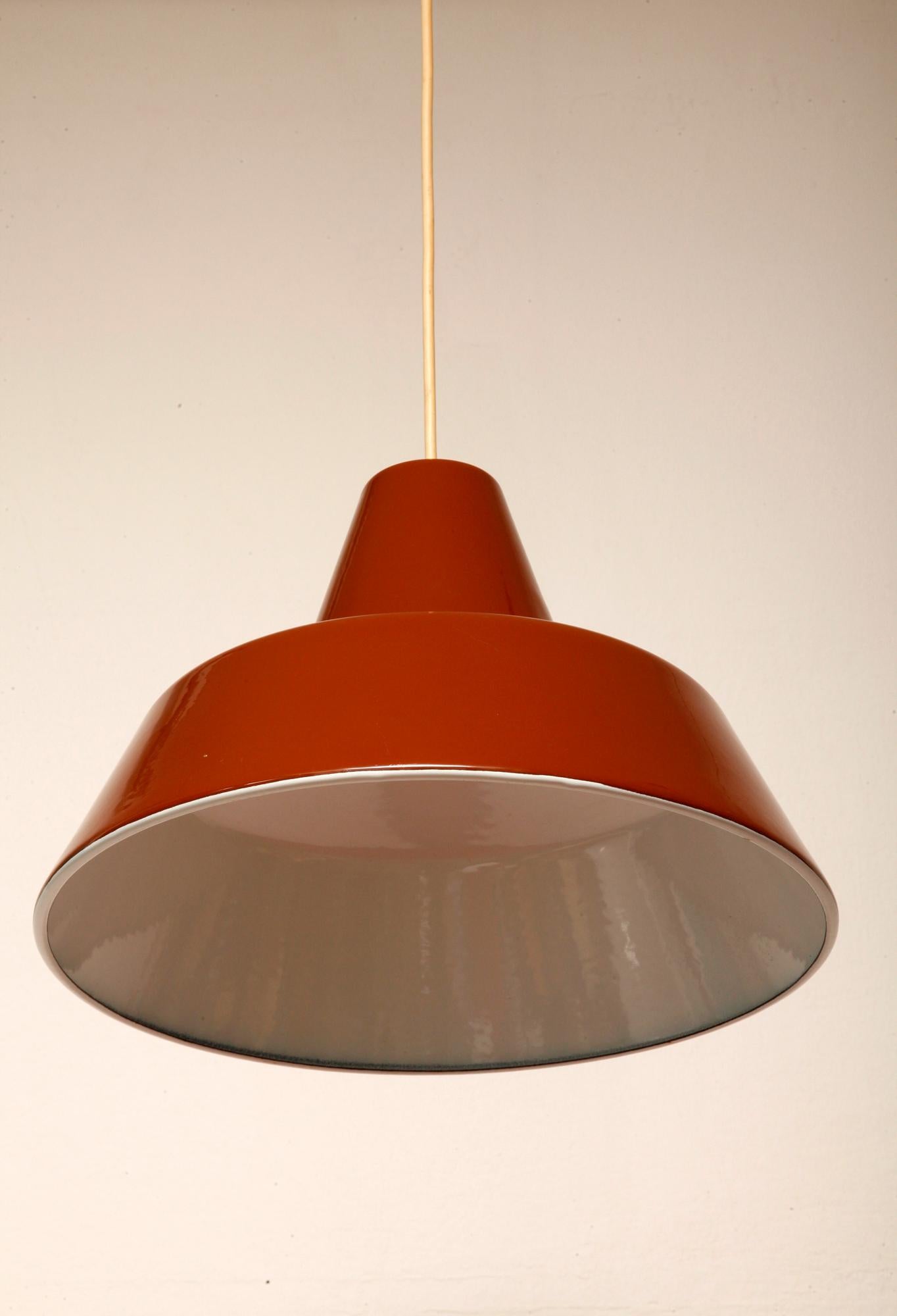 Danish pendant lamp manufactured by Louis Poulsen in the 1960s. It is made from lacquered metal that is brown on the outside and white on the inside.
Icon of Danish and world design. The pattern is more duplicated in different versions, but the