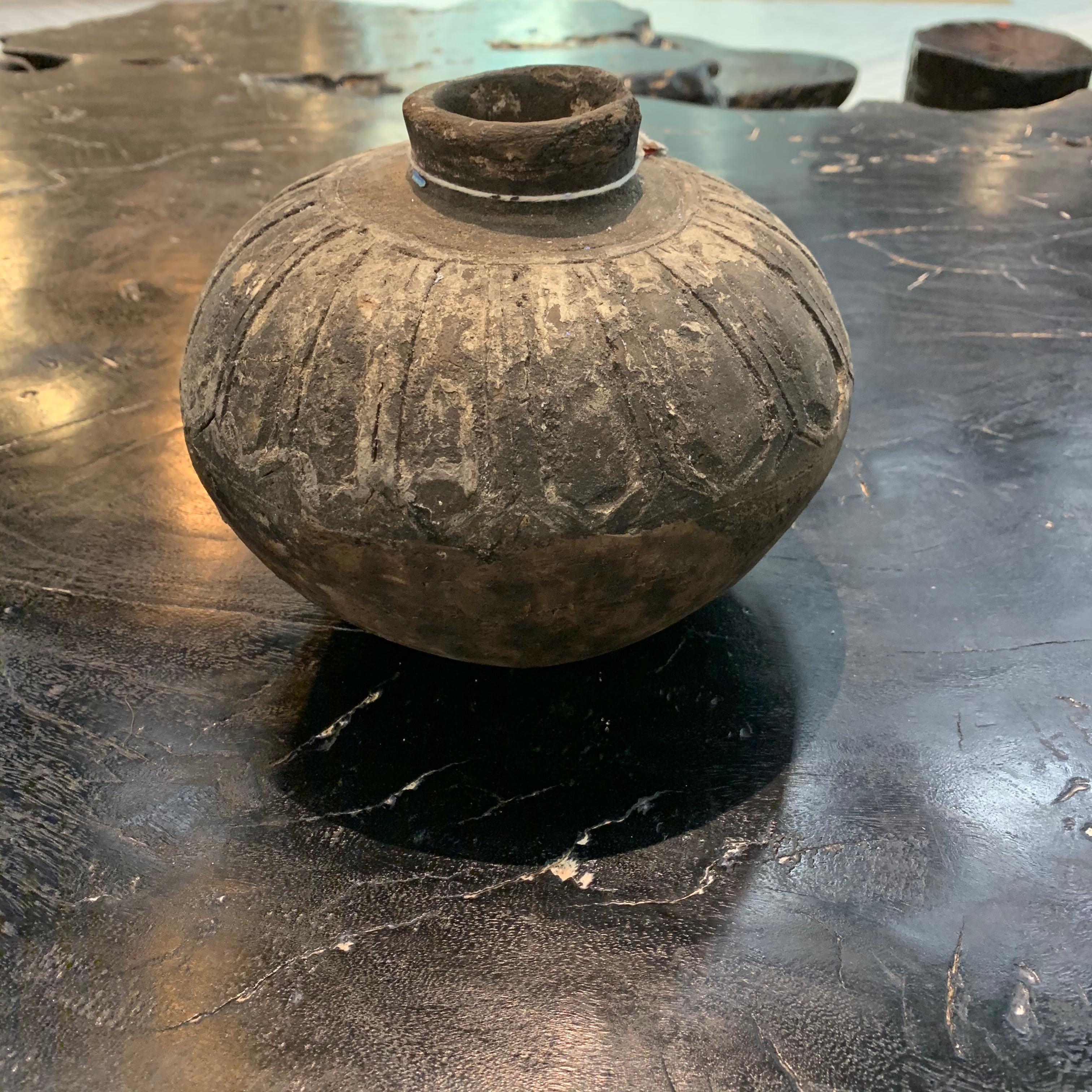 16th century Indonesian water vessel from the island of Sulawesi.
The brown terracotta vase has a beautiful decorative design and a natural weathered patina.
This vase is in very good condition for it's age.
   