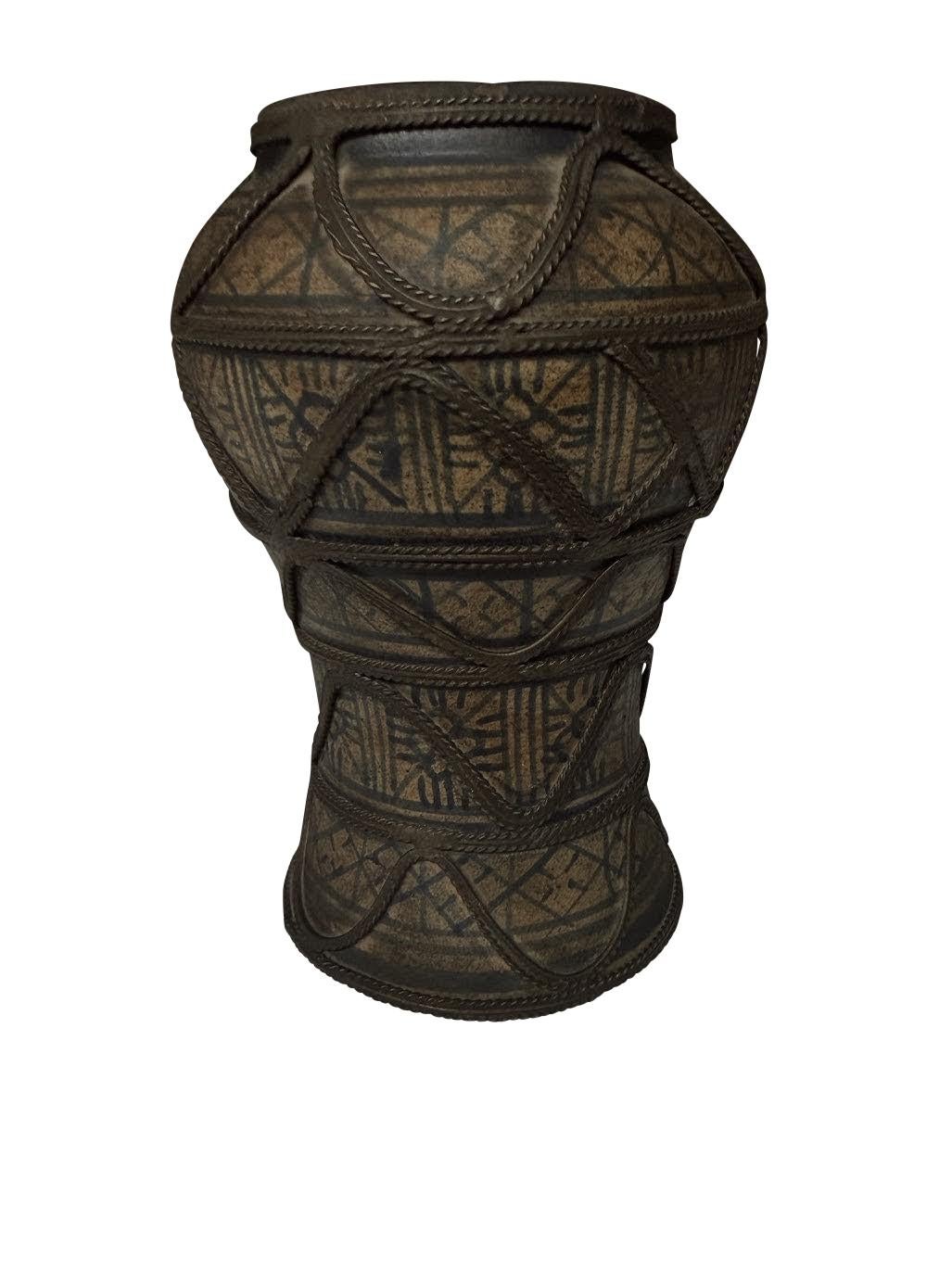 Petit vase peint décoratif à plusieurs niveaux du Maroc du 19e siècle.
Garniture en bronze foncé.
Forme de sablier.
Provenant de la région montagneuse du Haut Atlas.
Fait partie d'une grande collection.
