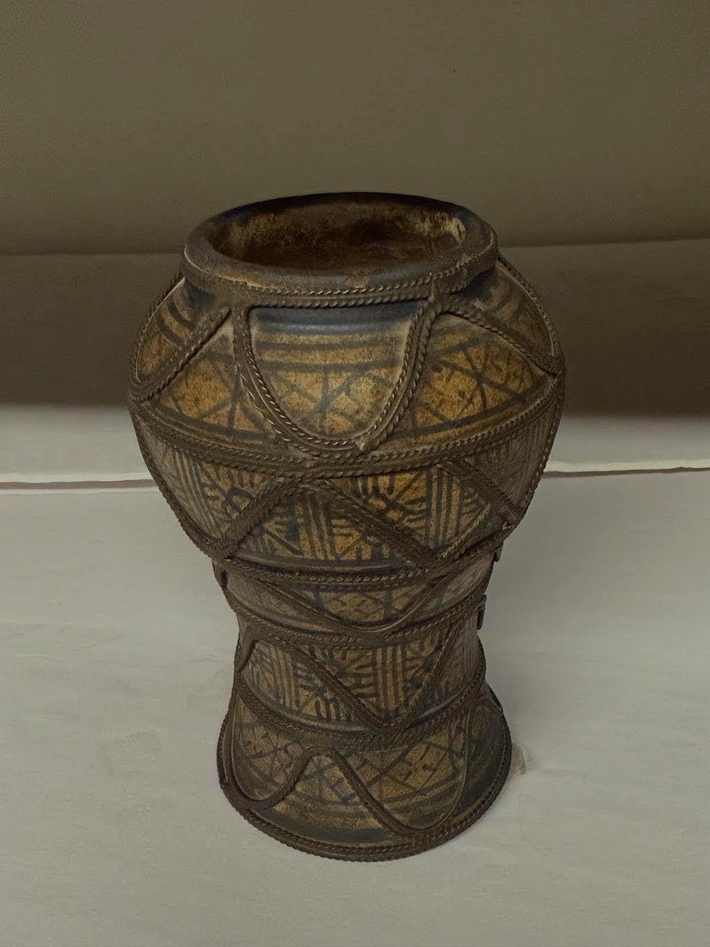 Marocain Petit vase en forme de verre creux peint de façon décorative, Maroc, 19e siècle en vente