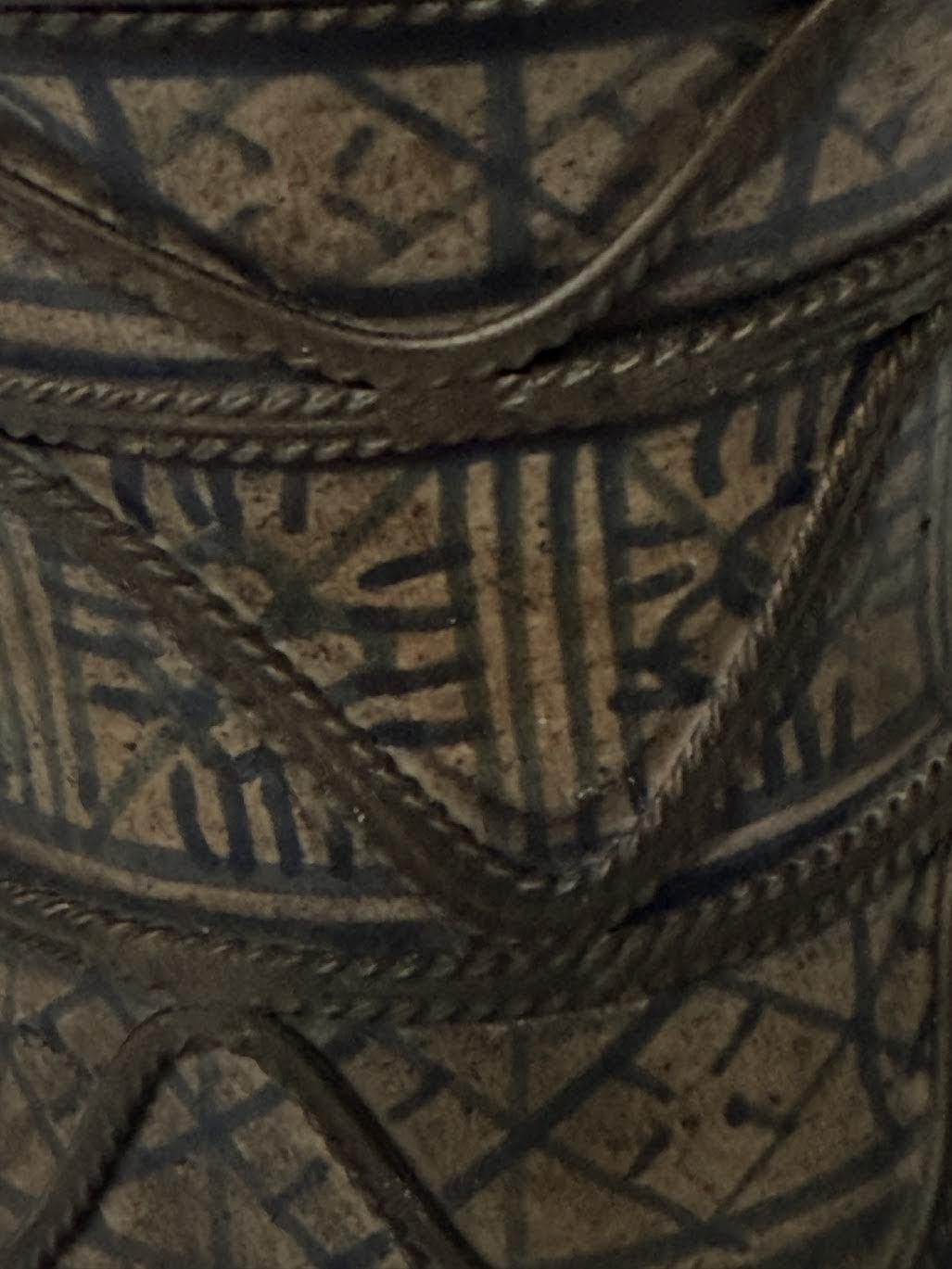 Petit vase en forme de verre creux peint de façon décorative, Maroc, 19e siècle Bon état - En vente à New York, NY