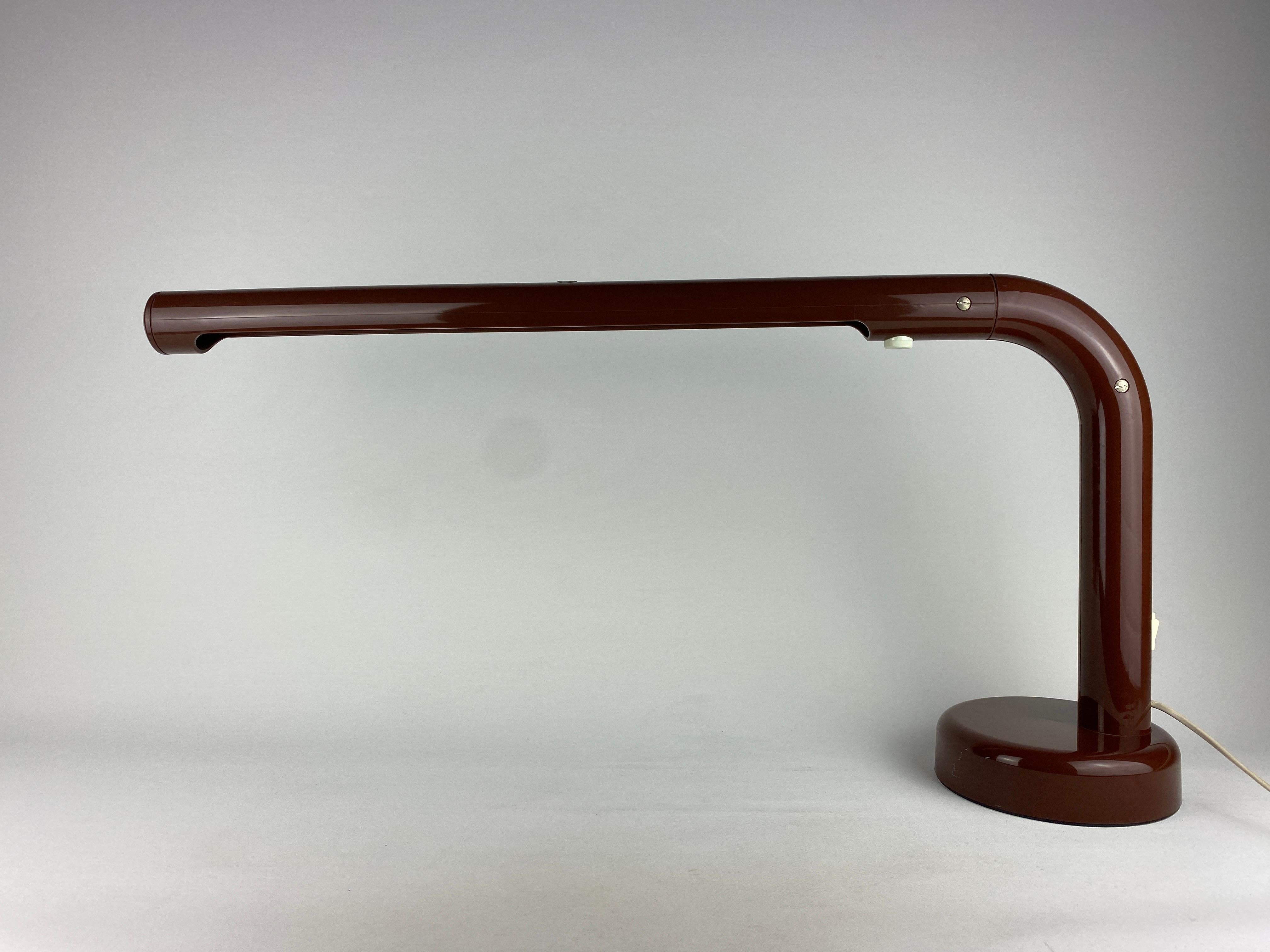 Cool brown desk light 'The Tube' designed by Anders Pehrson for Atelje Lyktan in 1973. 

A classic Swedish design from the 70's. Very cool sleek design that fits seamlessly into a modern but also retro interior due to its color.

Provides