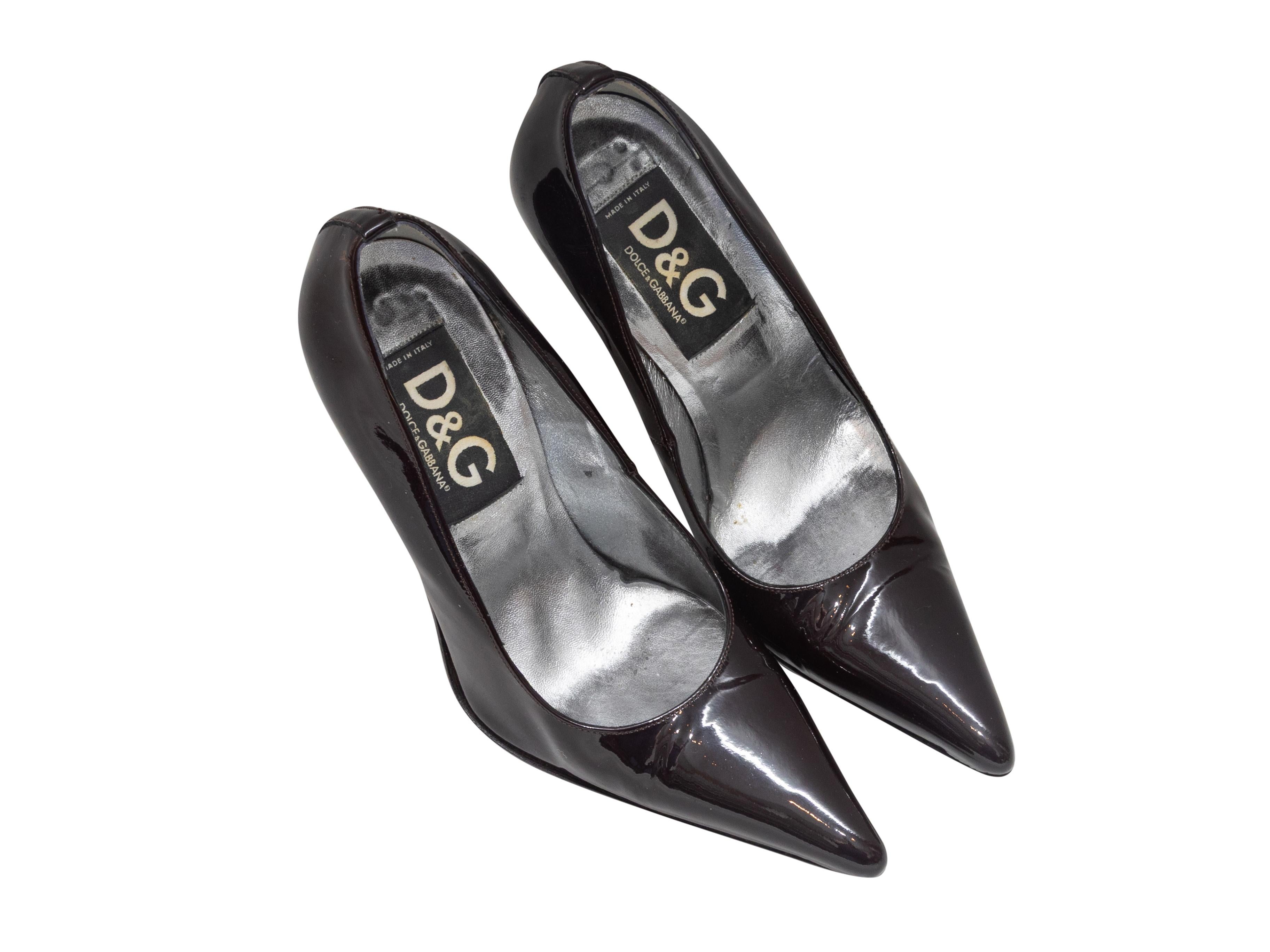 Braune spitz zulaufende Pumps aus Lackleder von D&G. Gestufte Absätze. 4