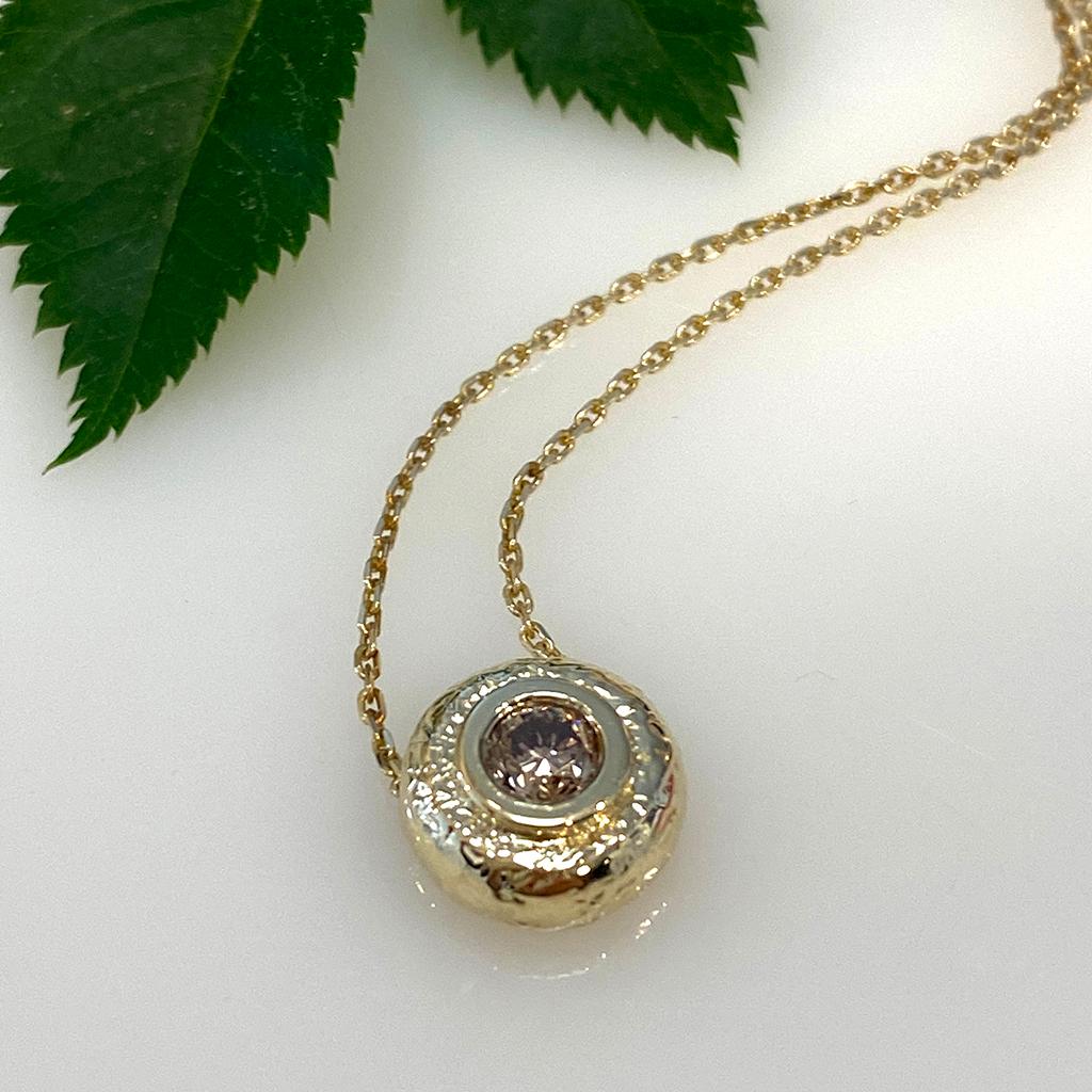 Le pendentif moderne en diamant brun rond de K.Mita, issu de sa Collection Washi, est fabriqué à la main à partir d'or jaune 18 carats texturé et d'un diamant brun naturel de 0,25 carat. Le pendentif tridimensionnel unique, qui est rond de 10 mm,