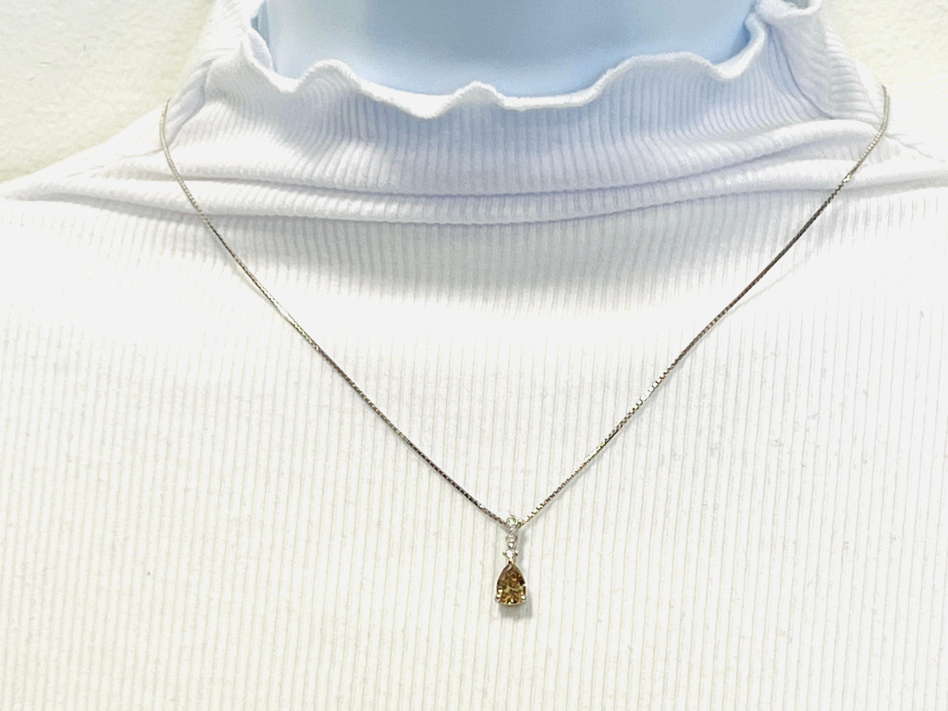 Bellissimo diamante marrone da 1,07 ct. a forma di pera con diamanti bianchi rotondi da 0,16 ct.  Realizzato a mano in platino.  La lunghezza della catena è di 18