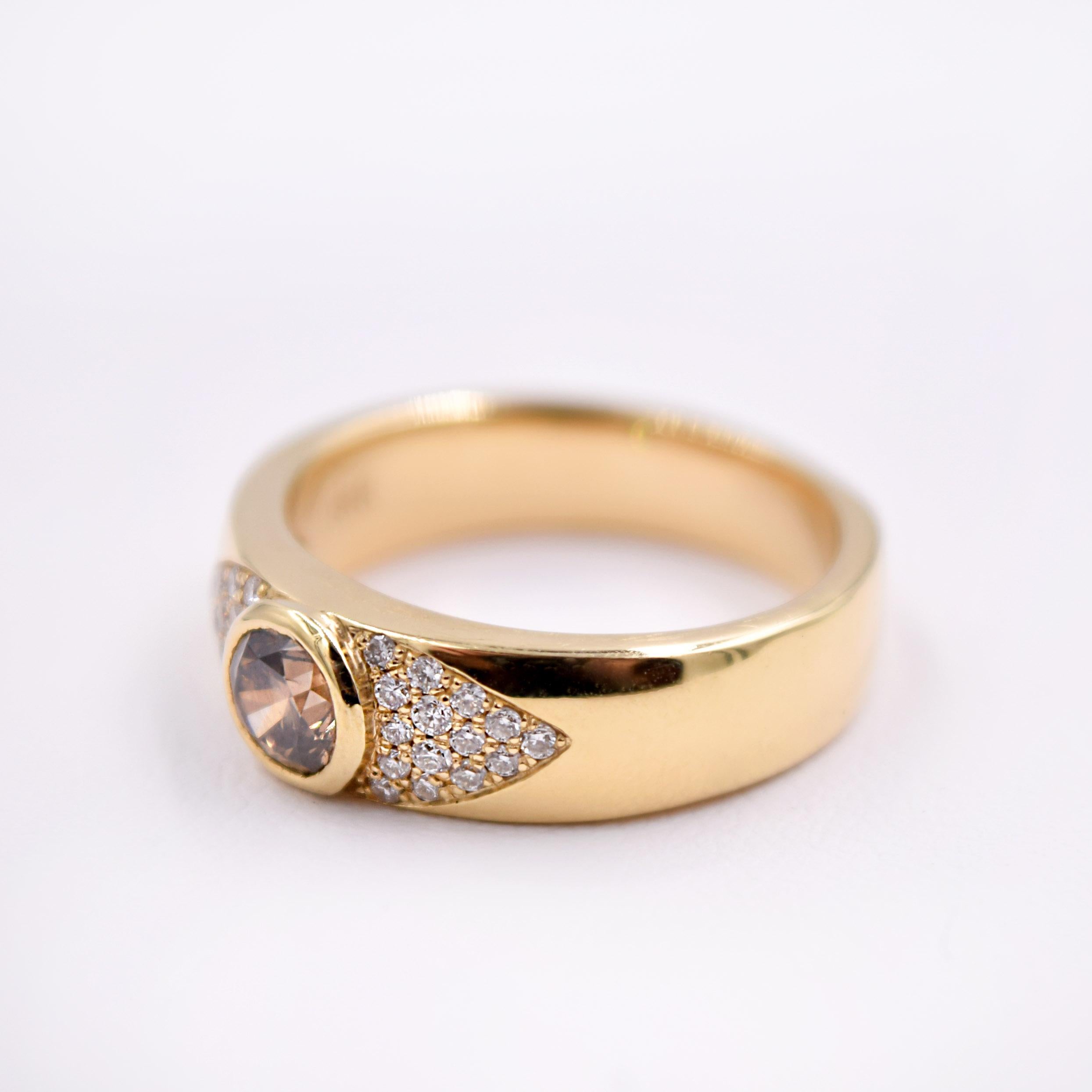 Round Cut Brown Diamond and White Diamond Statement Ring in 18 Karat Yellow Gold For Sale