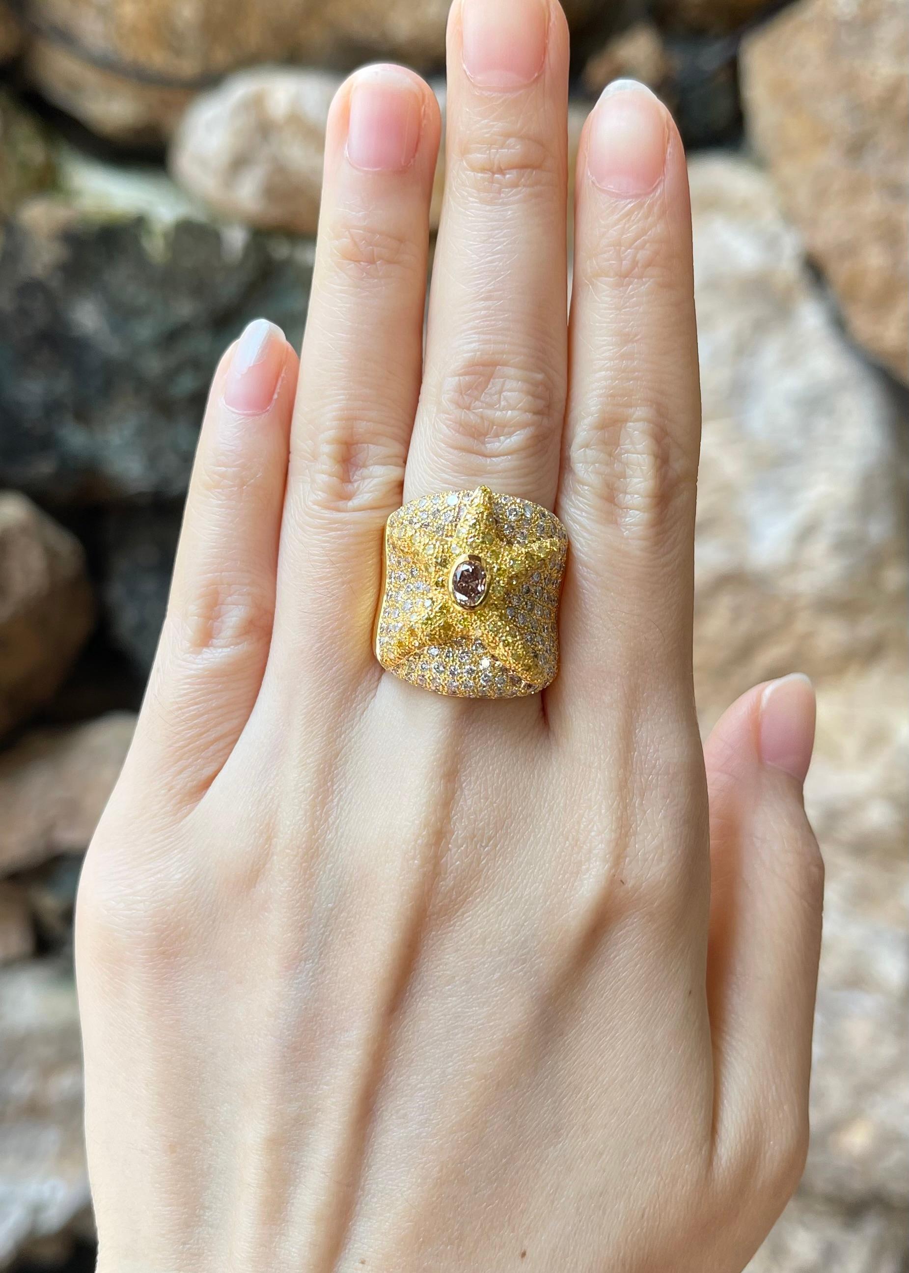 Bague en or 18 carats sertie d'un diamant brun de 2,57 carats et d'un diamant jaune de 1,33 carats

Largeur :  2.1 cm 
Longueur : 2.4 cm
Taille de l'anneau : 53
Poids total : 23,18 grammes

