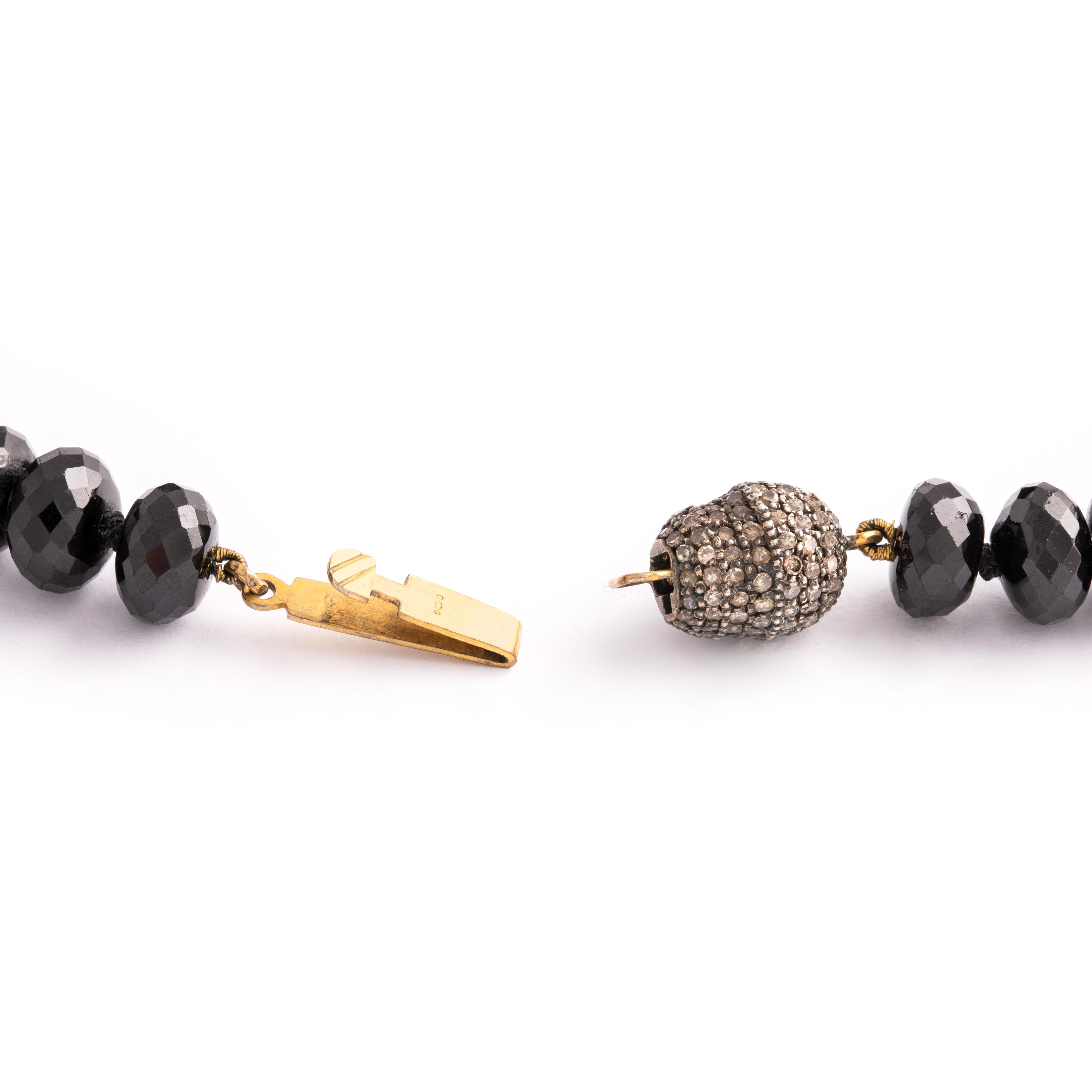 Collier de perles en Onyx à facettes multiples avec fermoir en diamant Brown Excellent état - En vente à Geneva, CH