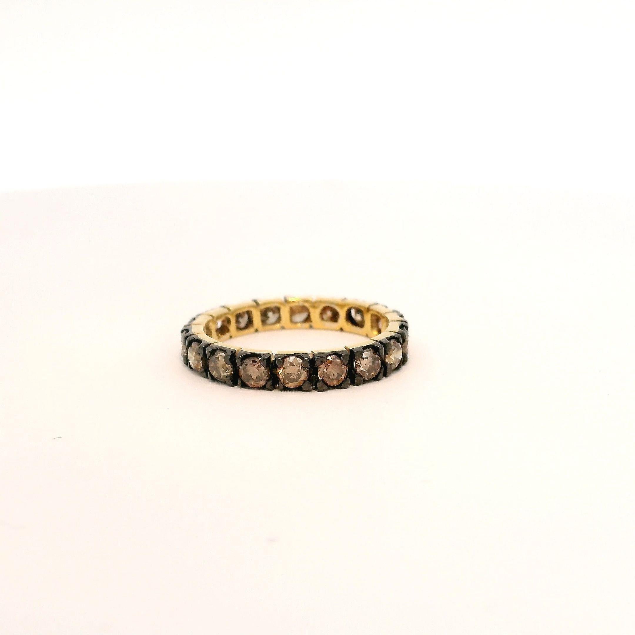 Dieses atemberaubende Ewigkeitsband aus 18 Karat Gelbgold ist ein bemerkenswertes Schmuckstück, das die Essenz zeitloser Eleganz einfängt. Der mit außergewöhnlicher Sorgfalt und Liebe zum Detail gefertigte Ring besteht aus einem ganzen Kreis