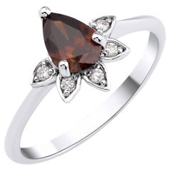 Anello con diamante marrone e design floreale