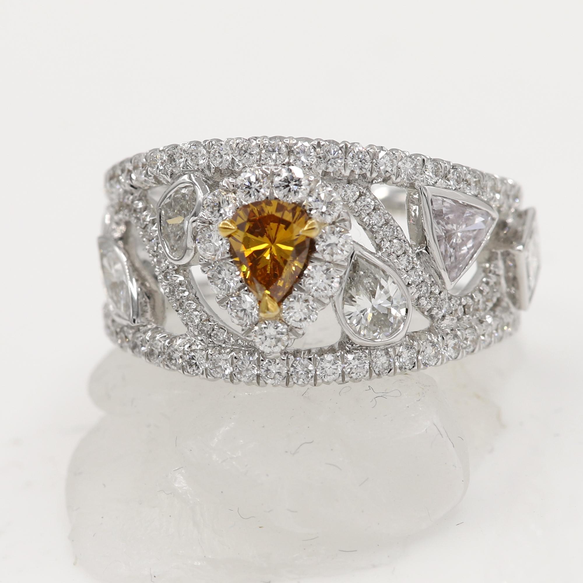 Mix Shape Diamond Ring Band, Birne Stein ist fancy Brown Color, alle anderen sind weiß.
18k Weißgold 7,0 Gramm.
Alle Diamanten zusammen 2,57 Karat (der Diamant in der Mitte ist 5x4 mm groß und hat 0,45 Karat) 
der Ring ist im oberen Bereich 12 mm