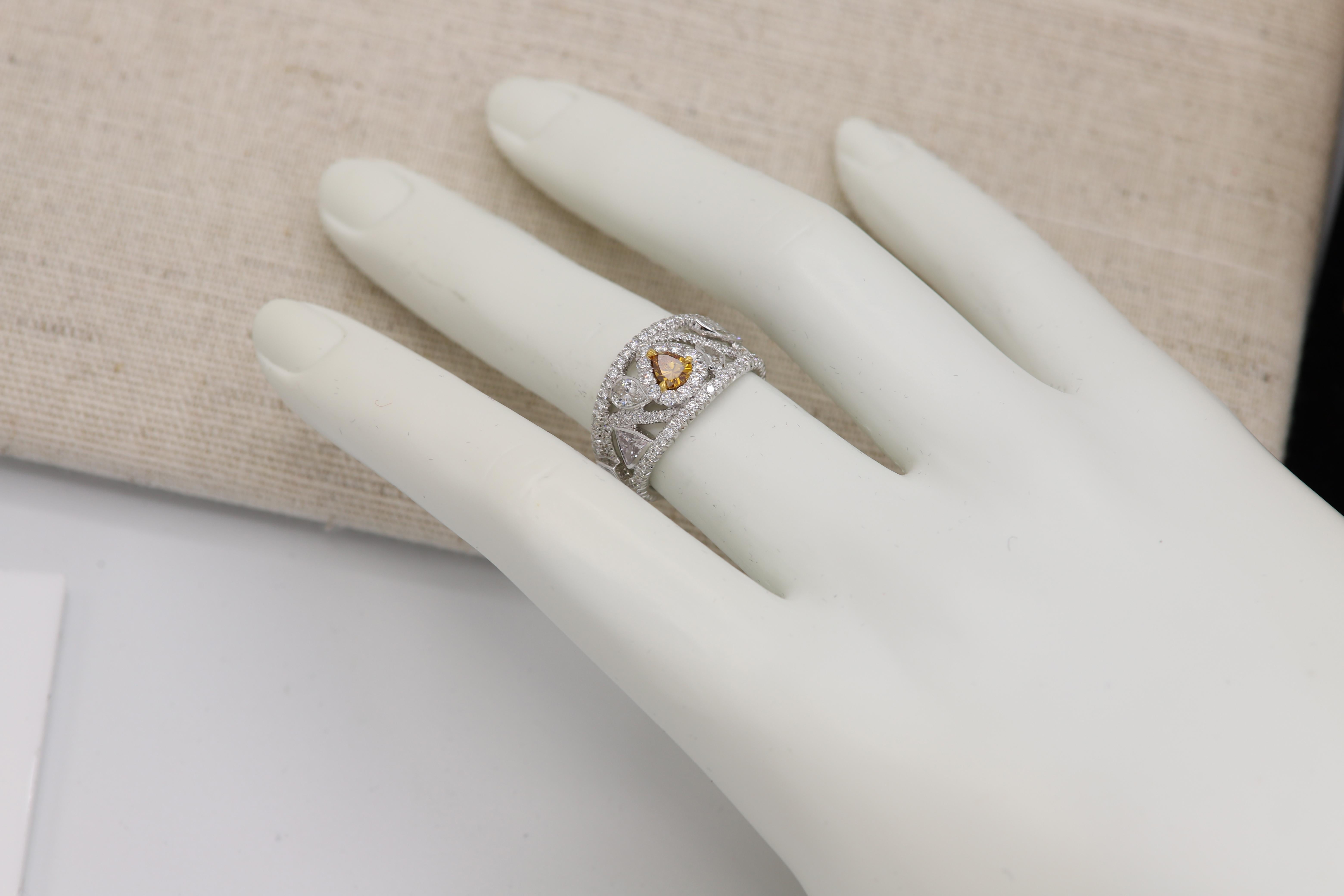 Bague en or blanc 18 carats avec diamants bruns de forme mixte et diamants  Pour femmes en vente