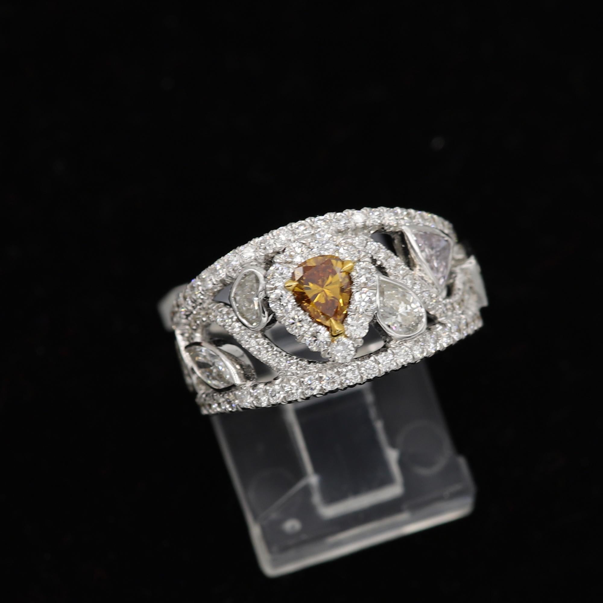 Bague en or blanc 18 carats avec diamants bruns de forme mixte et diamants  en vente 3