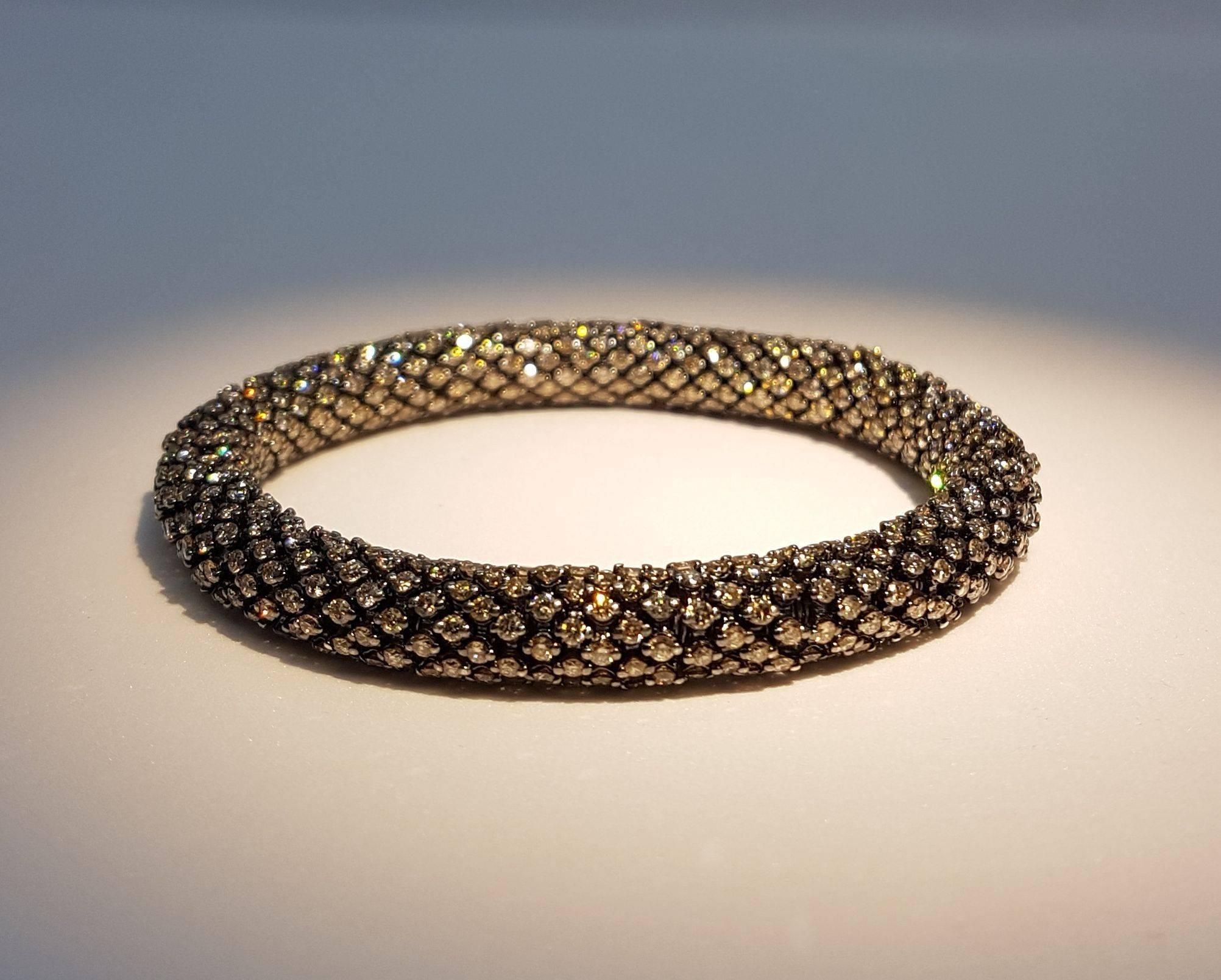 Exceptional brown diamond and white gold bracelet.
The bracelet is very flexible and therefore adapts to different wrist sizes.
Total weight of diamonds: 25.80 carats.
Chic and sporty at the same time!
Different models available!