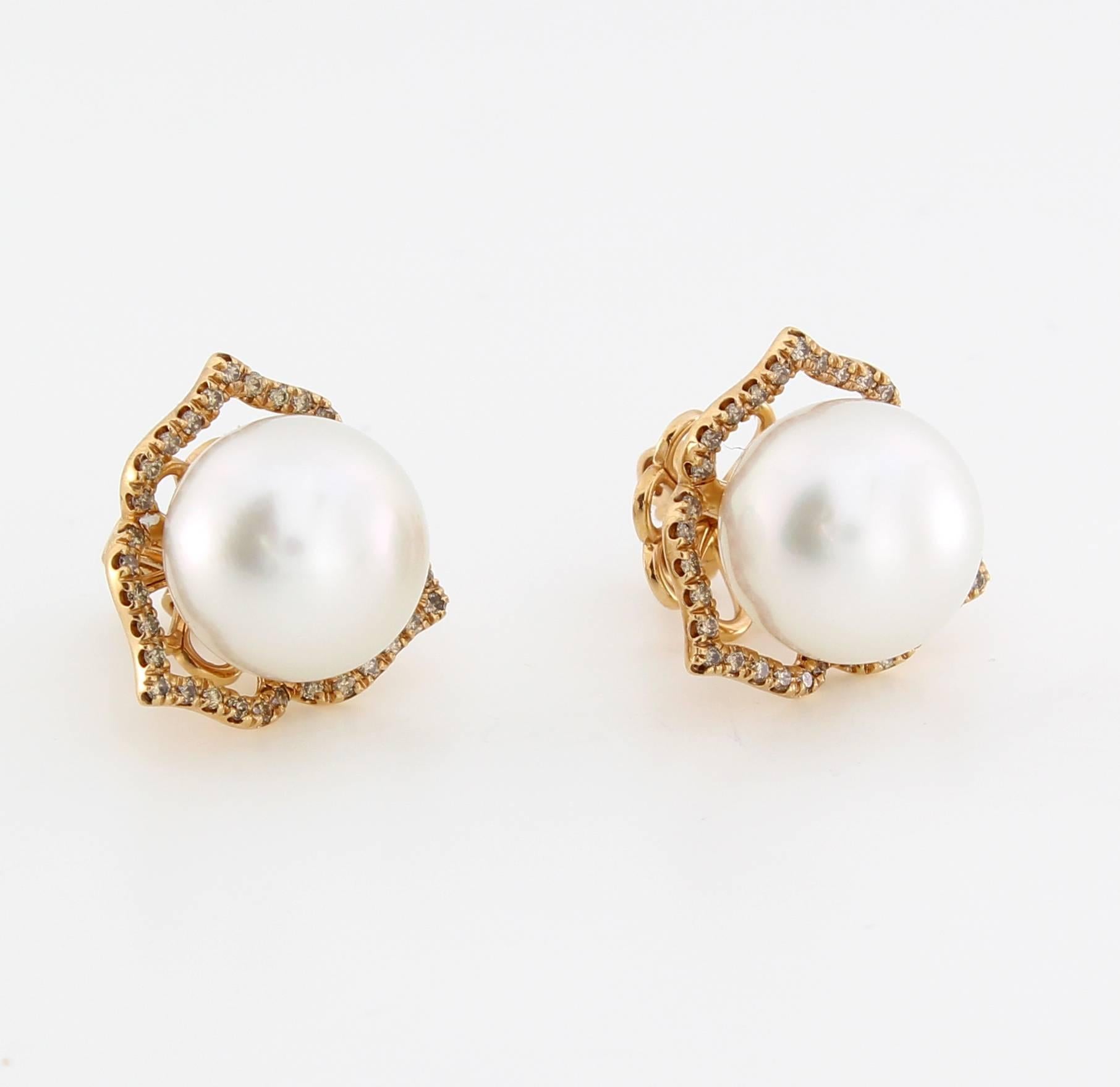 The 3 Point Stud Earrings are from the AUTORE Timeless Collection.
This piece is crafted in 18k Rose Gold with Brown Diamonds ( 0.6ct Brilliant Cut) with 12mm Round/Near Round White South Sea Pearls. 