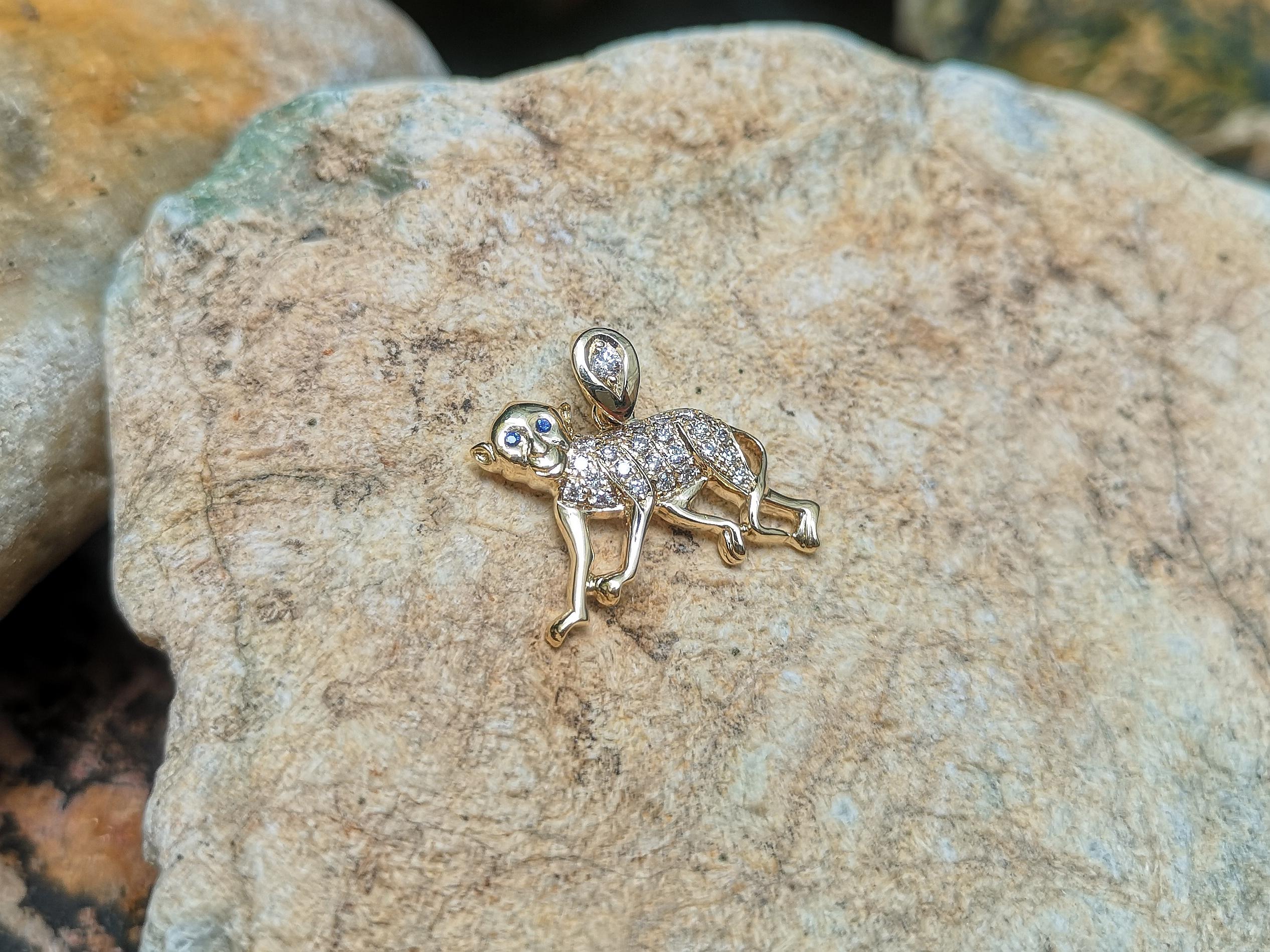 Taille ronde Pendentif chinois du zodiaque en or 18 carats avec diamant brun et saphir bleu représentant un singe  en vente