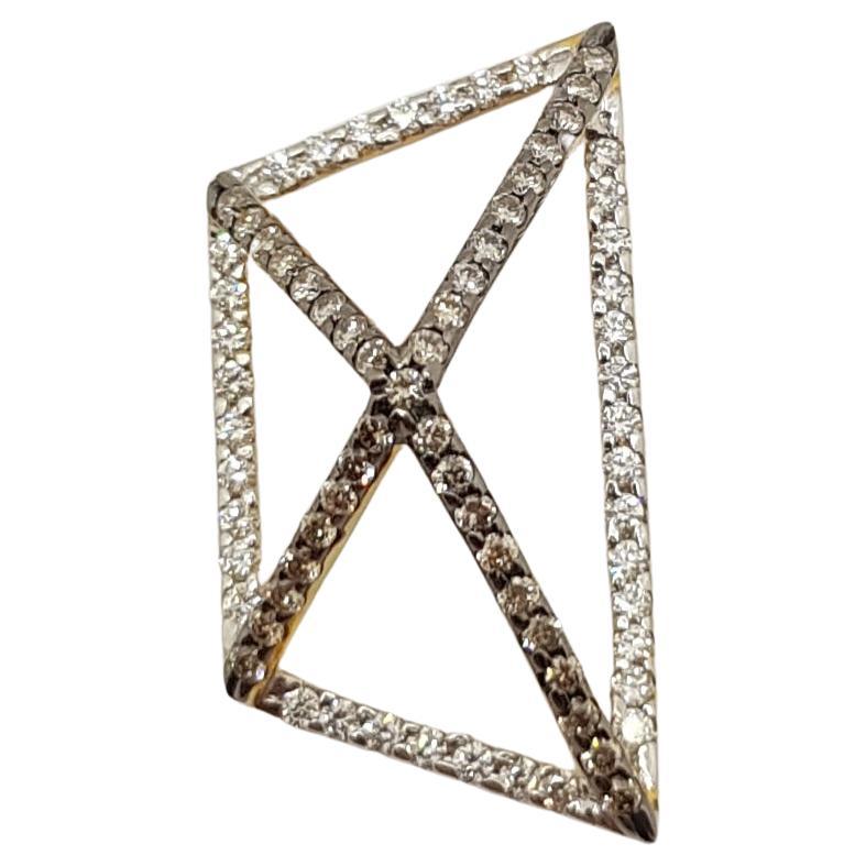 Pendentif en or 18 carats serti d'un diamant brun de 0,25 carat et d'un diamant de 0,24 carat
 (chaîne de 16'' incluse)

Largeur : 1.3 cm 
Longueur : 2.4 cm
Poids total : 1.92 grammes

