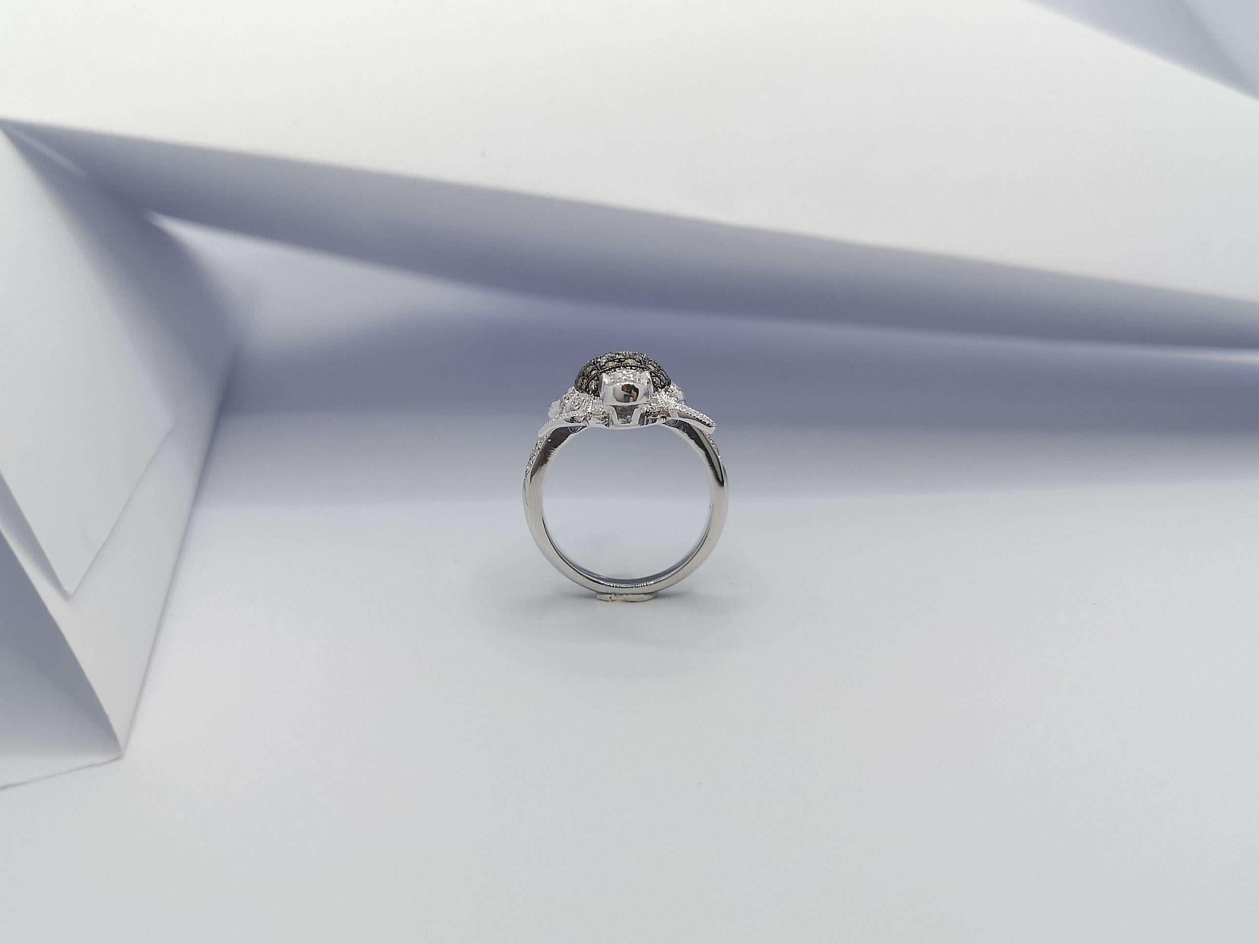 Bague en or blanc 18 carats sertie d'un diamant brun et d'un diamant en vente 8