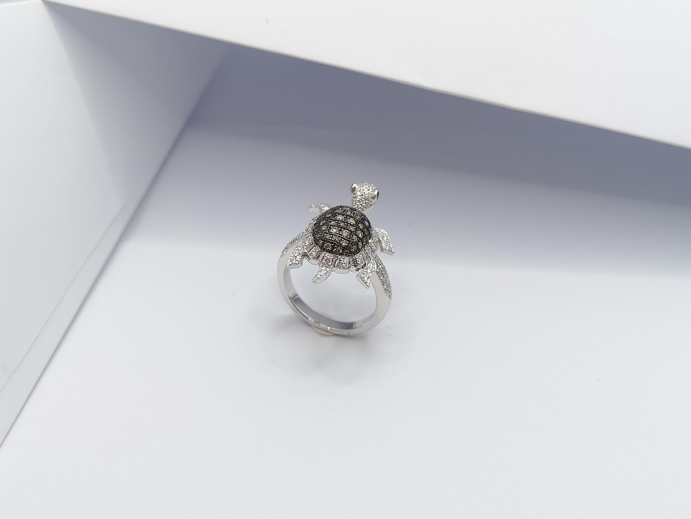 Bague en or blanc 18 carats sertie d'un diamant brun et d'un diamant en vente 10
