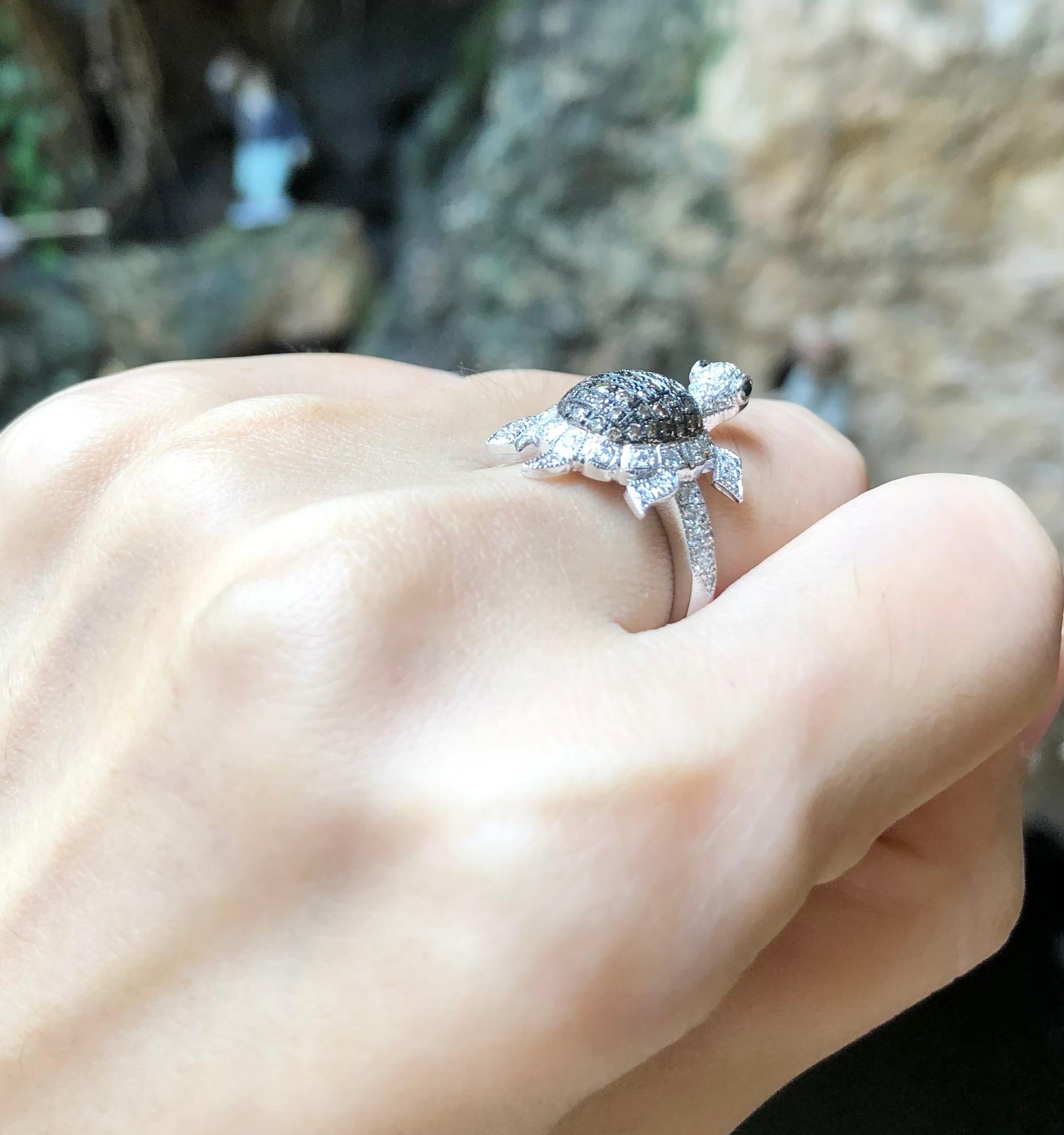 Contemporain Bague en or blanc 18 carats sertie d'un diamant brun et d'un diamant en vente