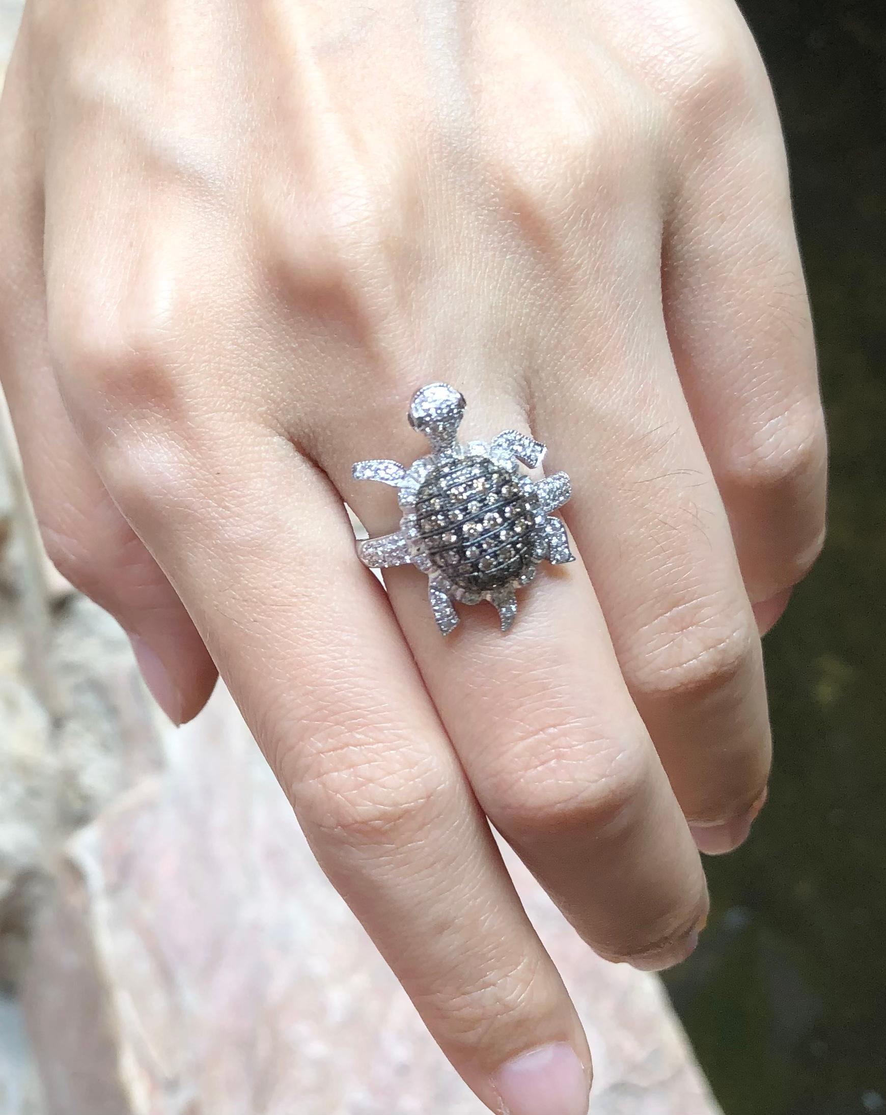 Bague en or blanc 18 carats sertie d'un diamant brun et d'un diamant Neuf - En vente à Bangkok, TH