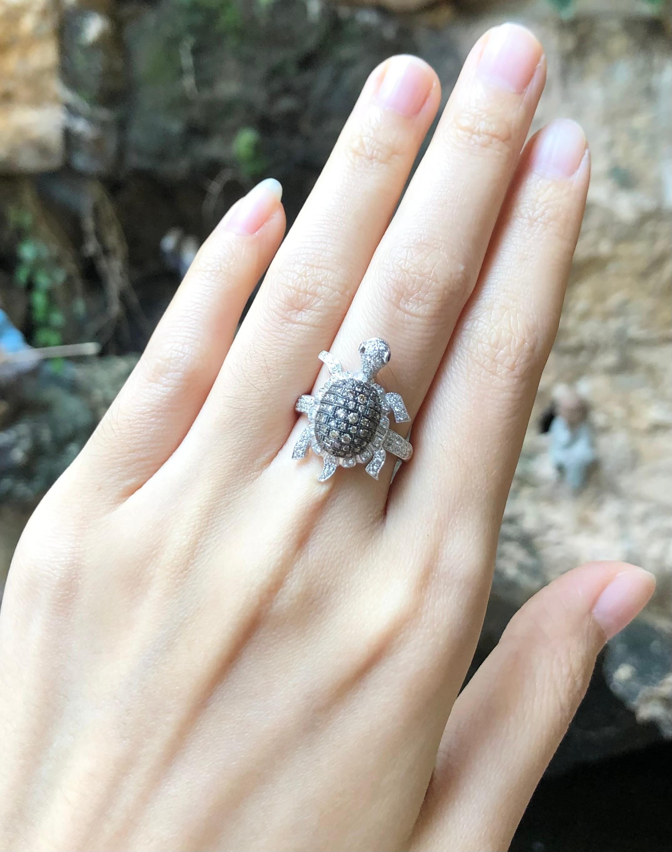 Bague en or blanc 18 carats sertie d'un diamant brun et d'un diamant Unisexe en vente