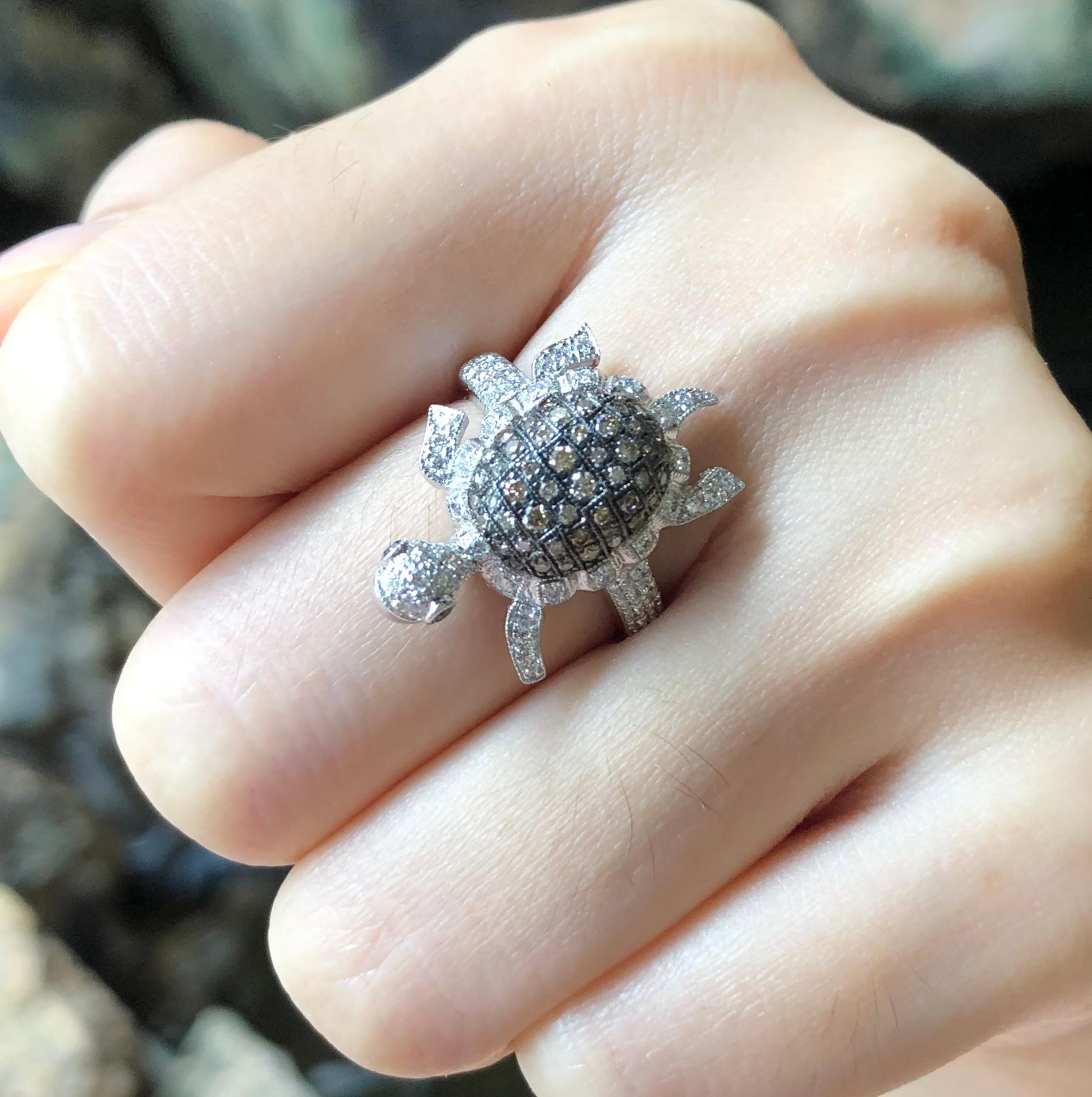 Bague en or blanc 18 carats sertie d'un diamant brun et d'un diamant en vente 1