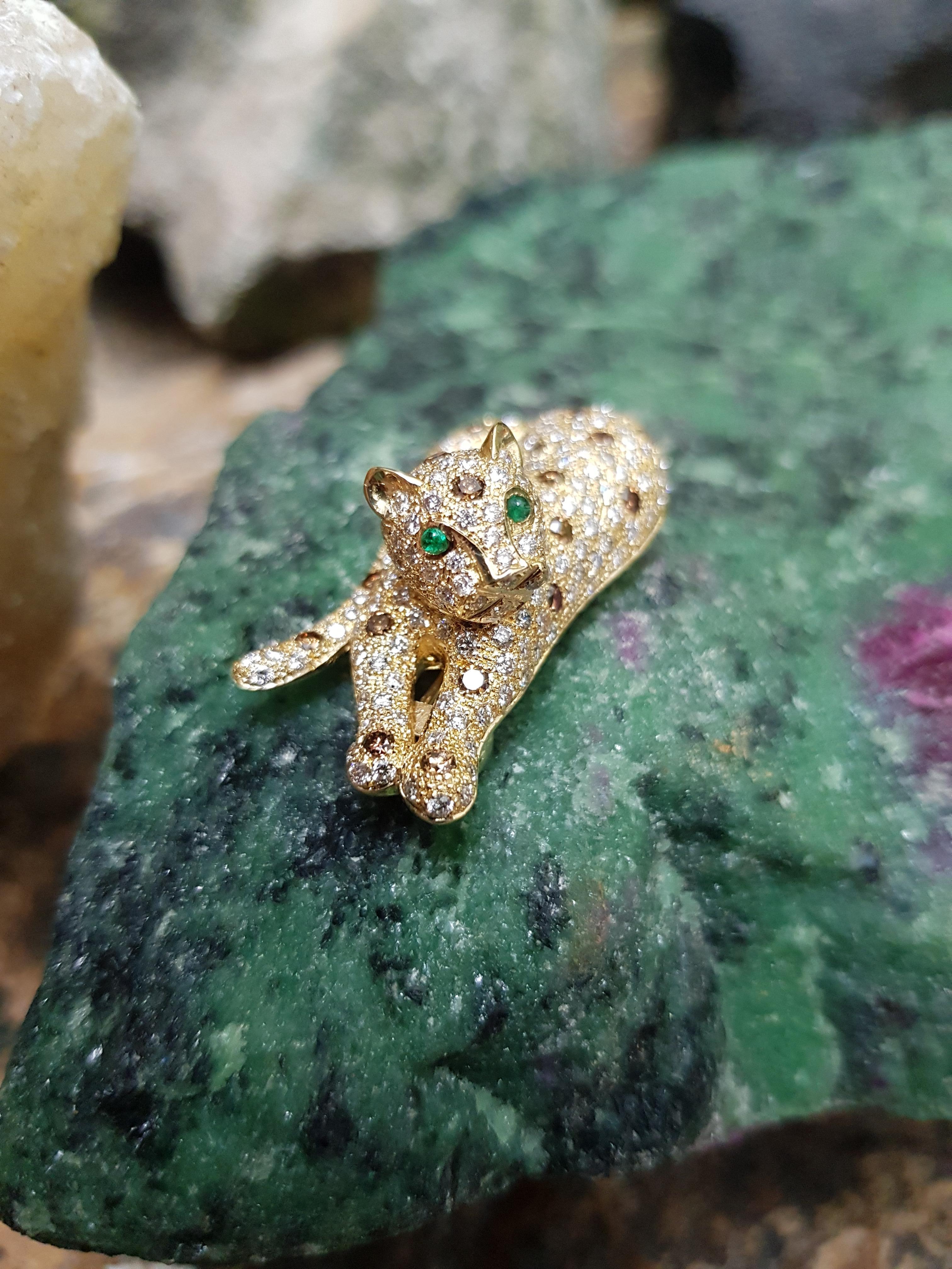 Diamante marrone da 0,76 carati, diamante marrone da 2,33 carati e smeraldo cabochon da 0,02 carati, spilla con montatura in oro 18 carati

Larghezza: 3.8 cm
Lunghezza: 2.0 cm 

