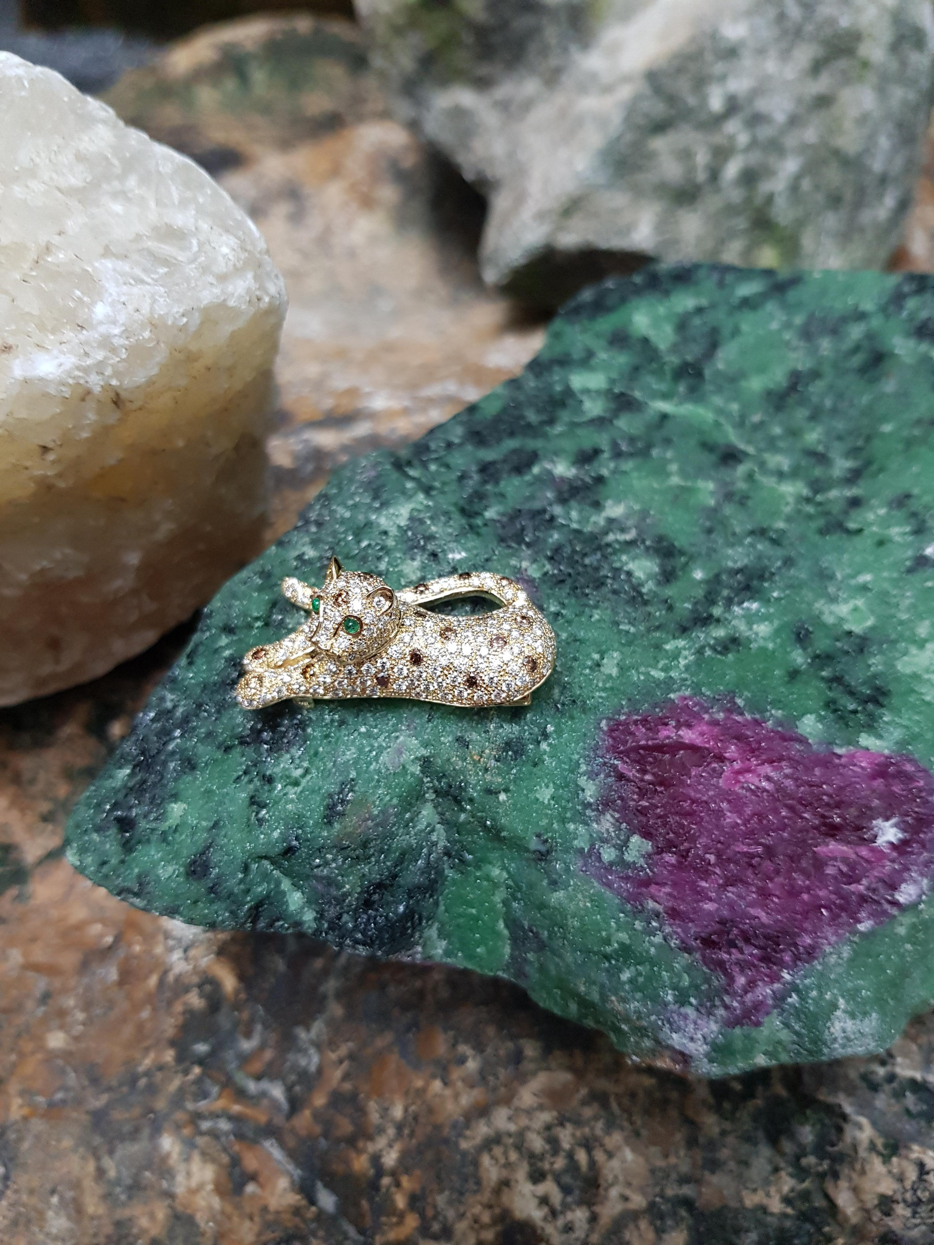 Taglio rotondo Spilla con diamante marrone e pantera di smeraldo in oro 18 carati in vendita
