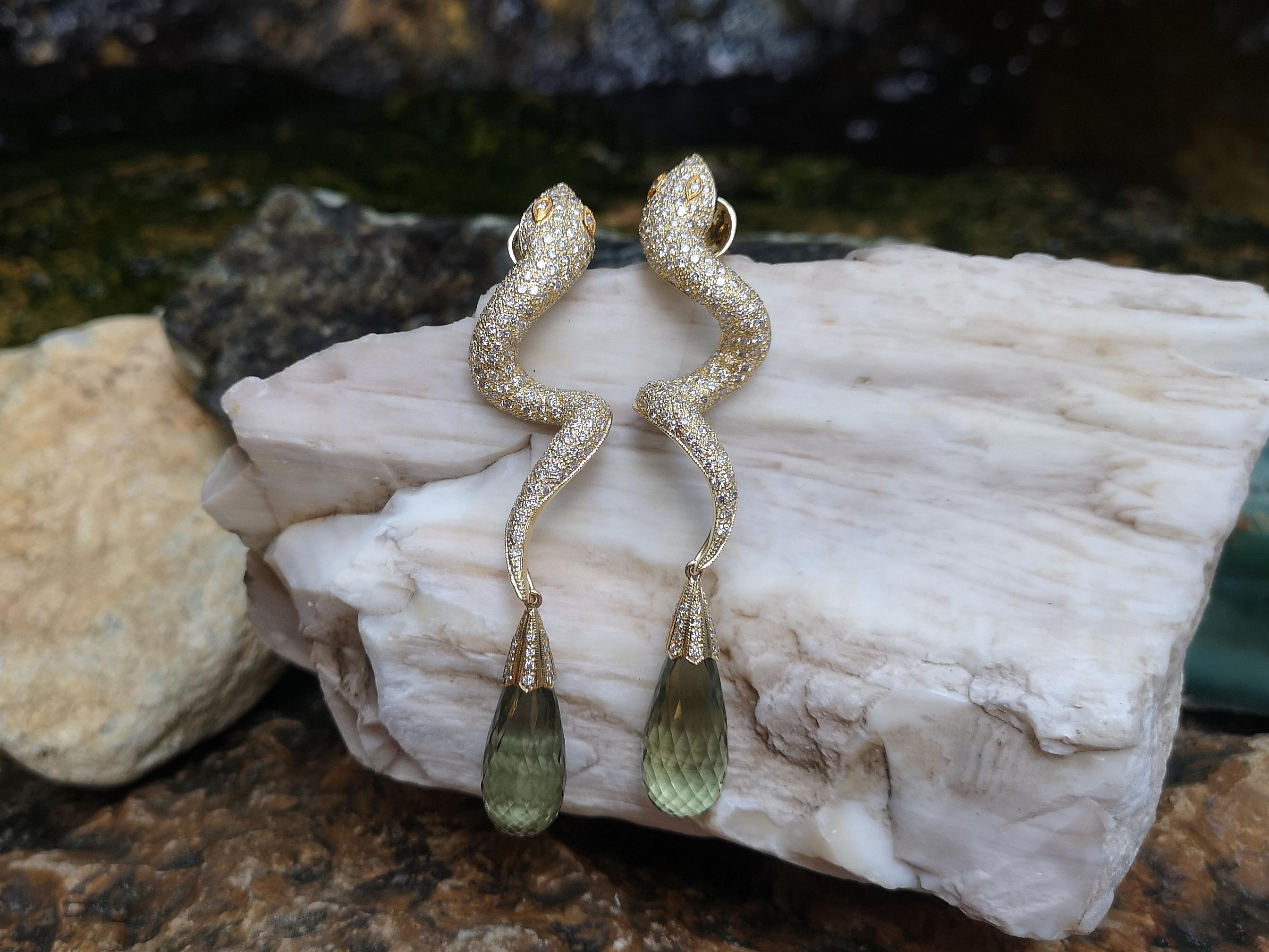 Brown Diamond with Green Amethyst Snake Earrings Set in 18 Karat Gold Settings In New Condition For Sale In Bangkok, TH