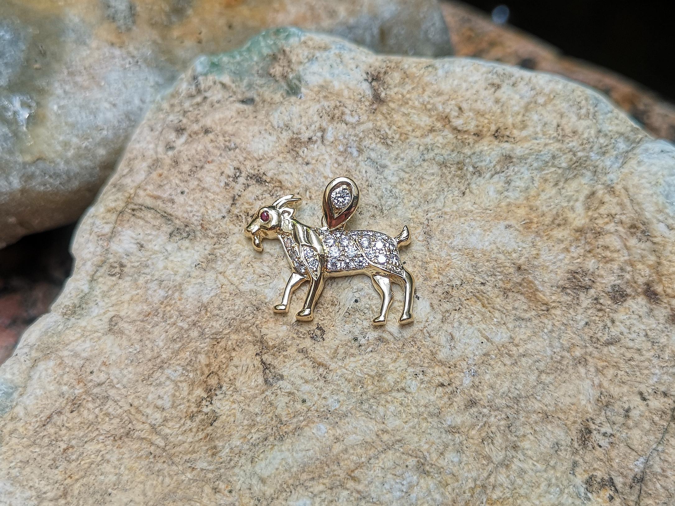 Contemporain Pendentif du zodiaque chinois en or 18 carats serti d'un diamant brun et de rubis en forme de chèvre  en vente