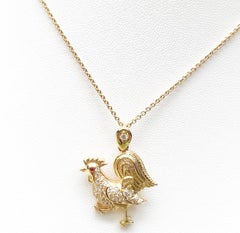 Pendentif du zodiaque chinois en or 18 carats serti d'un diamant brun et d'un rubis en forme de coq