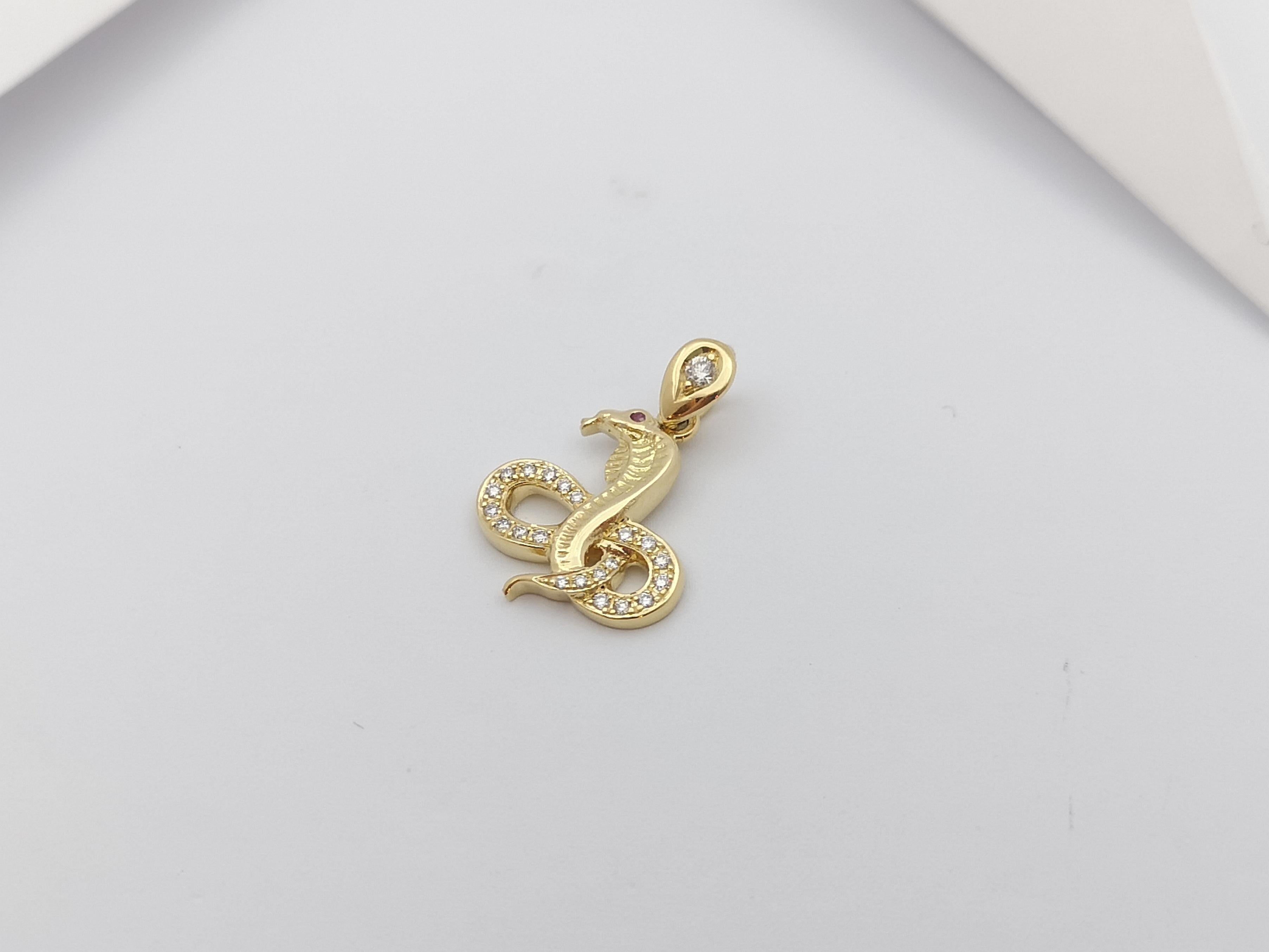 Pendentif du zodiaque chinois en or 18 carats serti d'un diamant brun et d'un serpent en rubis  en vente 6