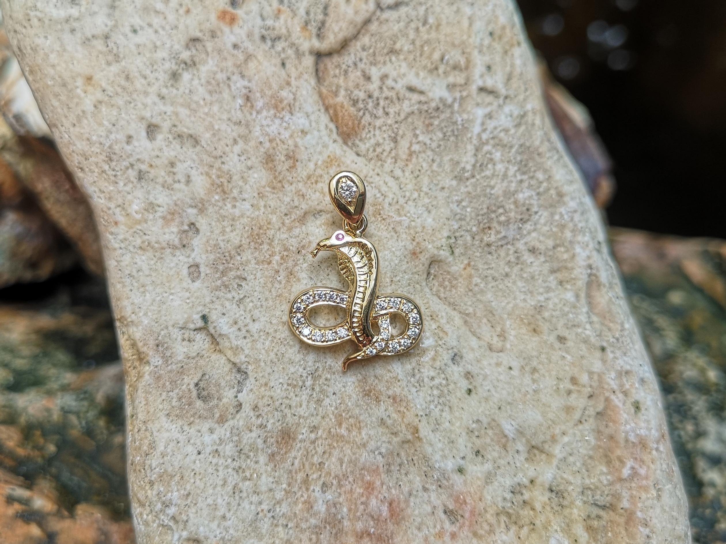 Taille ronde Pendentif du zodiaque chinois en or 18 carats serti d'un diamant brun et d'un serpent en rubis  en vente