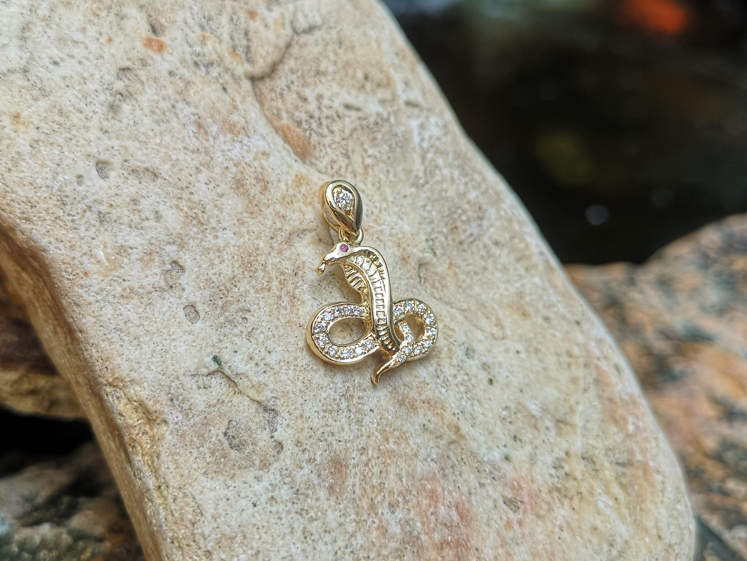 Pendentif du zodiaque chinois en or 18 carats serti d'un diamant brun et d'un serpent en rubis  Neuf - En vente à Bangkok, TH