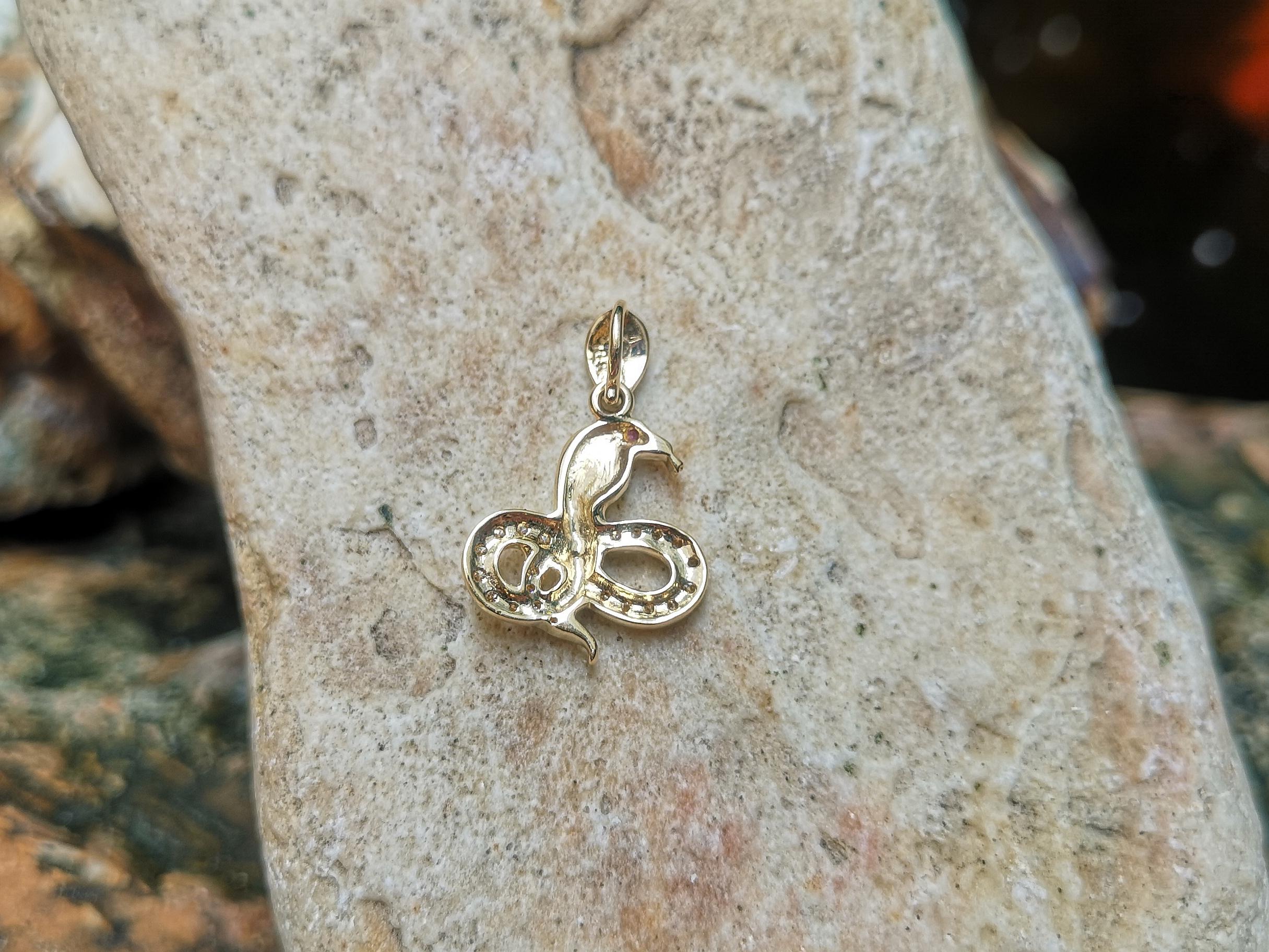 Pendentif du zodiaque chinois en or 18 carats serti d'un diamant brun et d'un serpent en rubis  Unisexe en vente