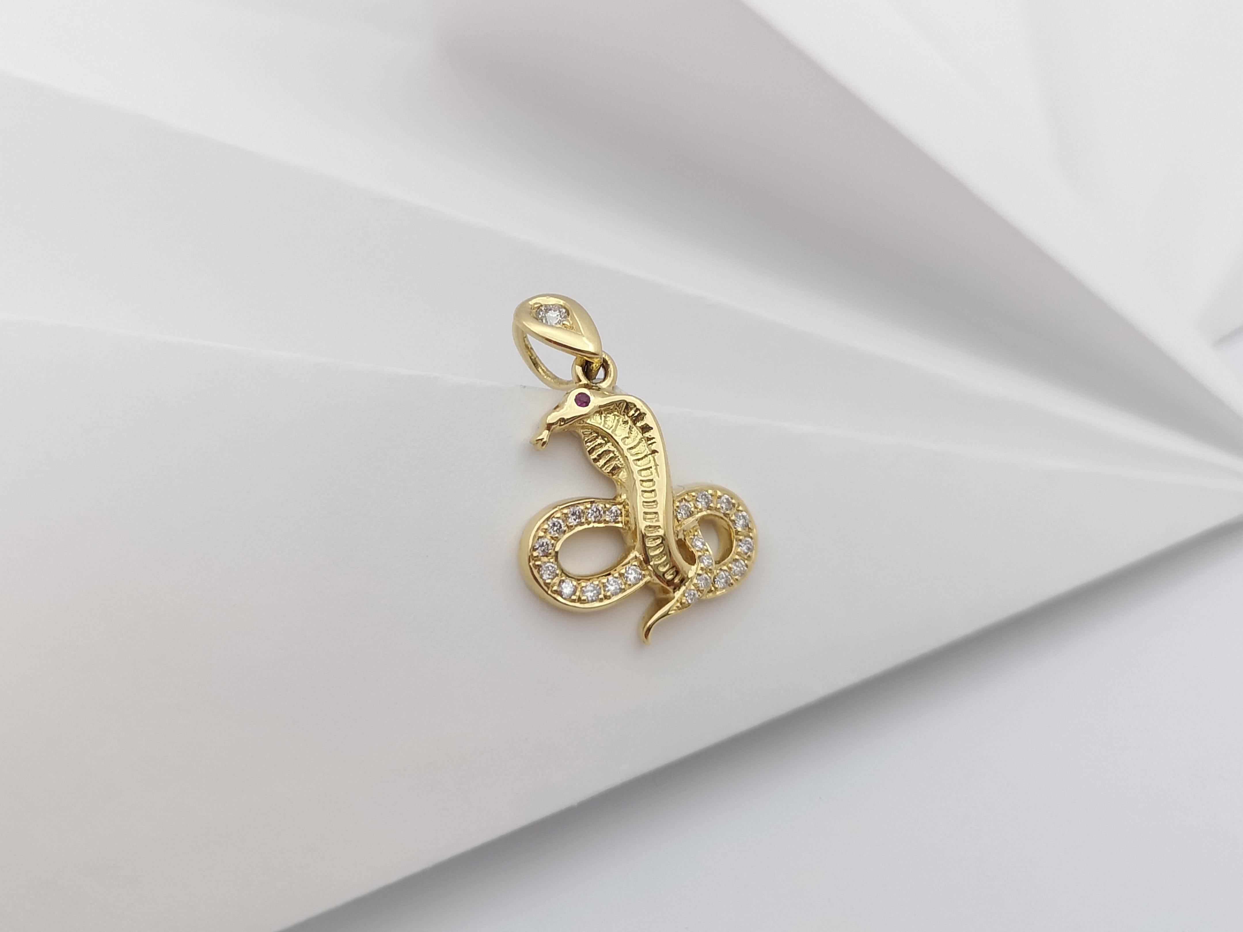 Pendentif du zodiaque chinois en or 18 carats serti d'un diamant brun et d'un serpent en rubis  en vente 1
