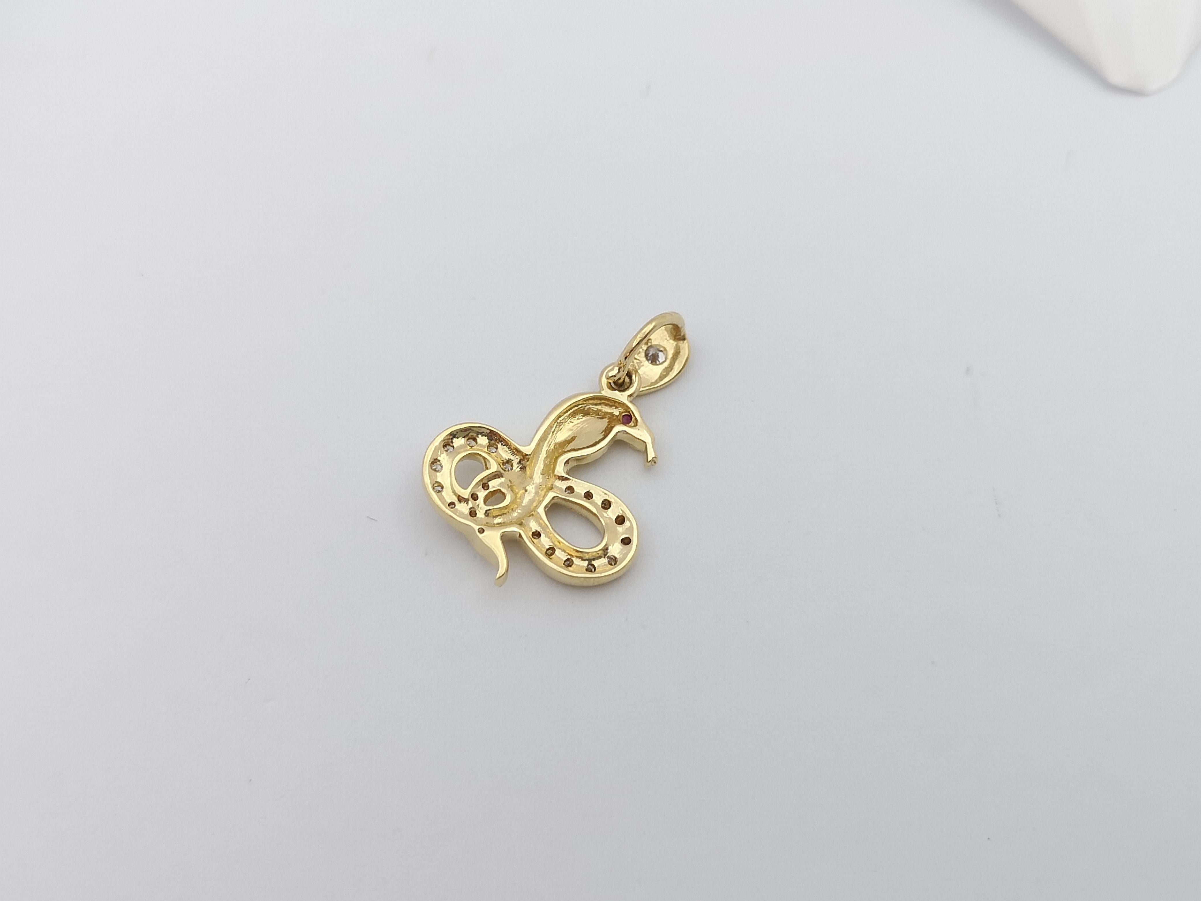 Pendentif du zodiaque chinois en or 18 carats serti d'un diamant brun et d'un serpent en rubis  en vente 2