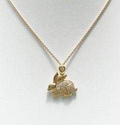 Pendentif du zodiaque chinois en or 18 carats serti d'un diamant brun et de lapin tsavorite