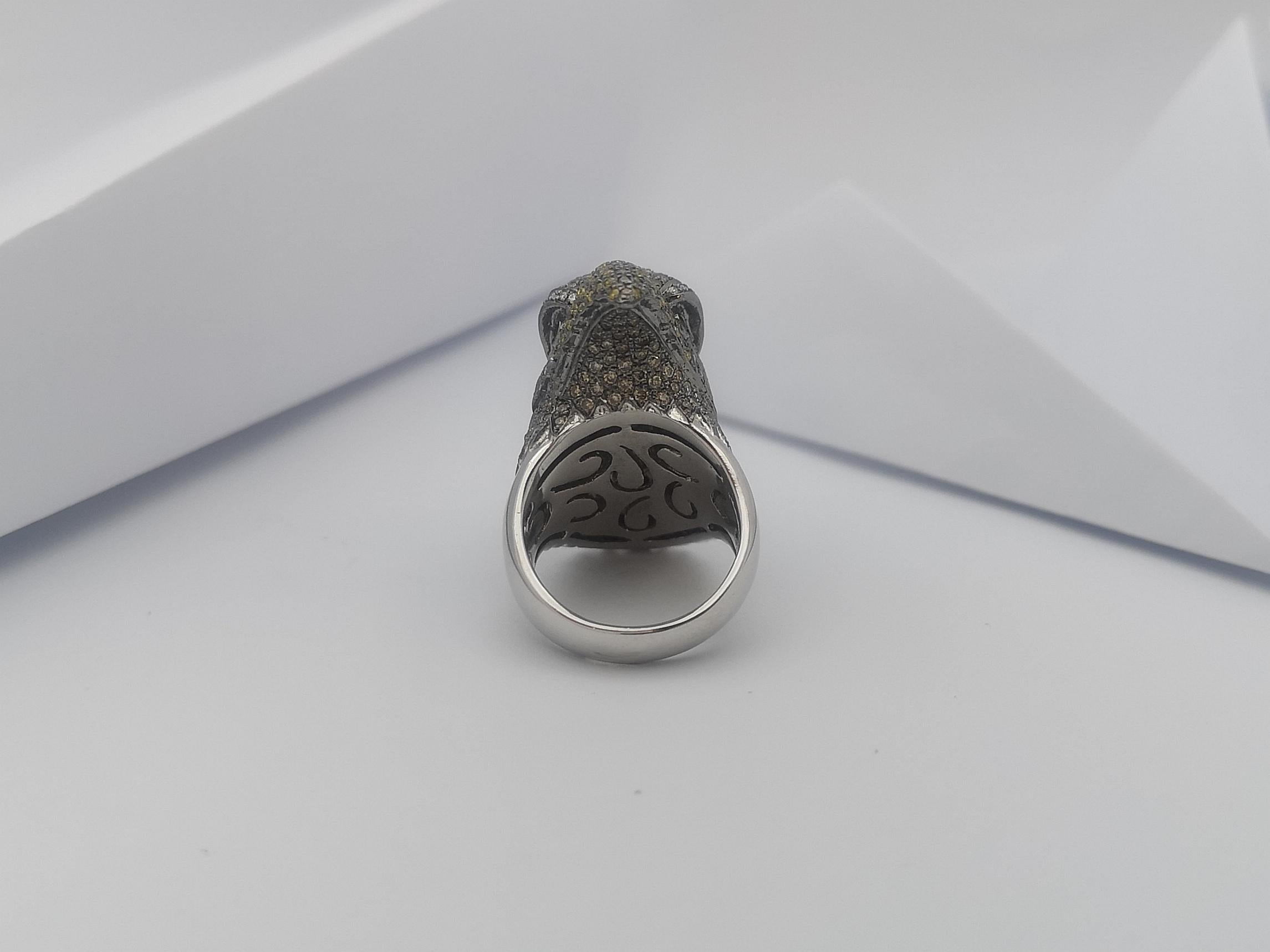 Bague en or blanc 18 carats avec diamants bruns, diamants jaunes et aigle en vente 10